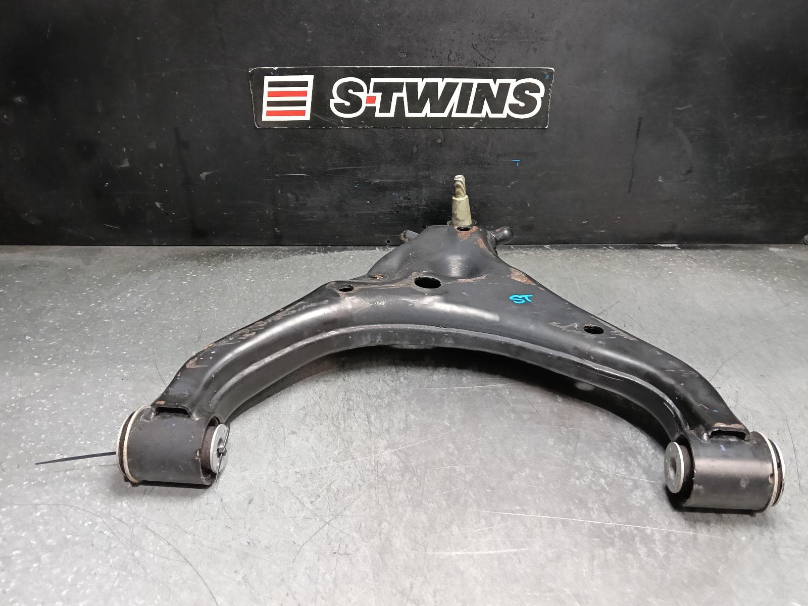 2024 VOLKSWAGEN AMAROK LEFT FRONT LOWER CONTROL ARM NF, DIESEL, 3.0, DXWA CODE, 12/22- 0000417041