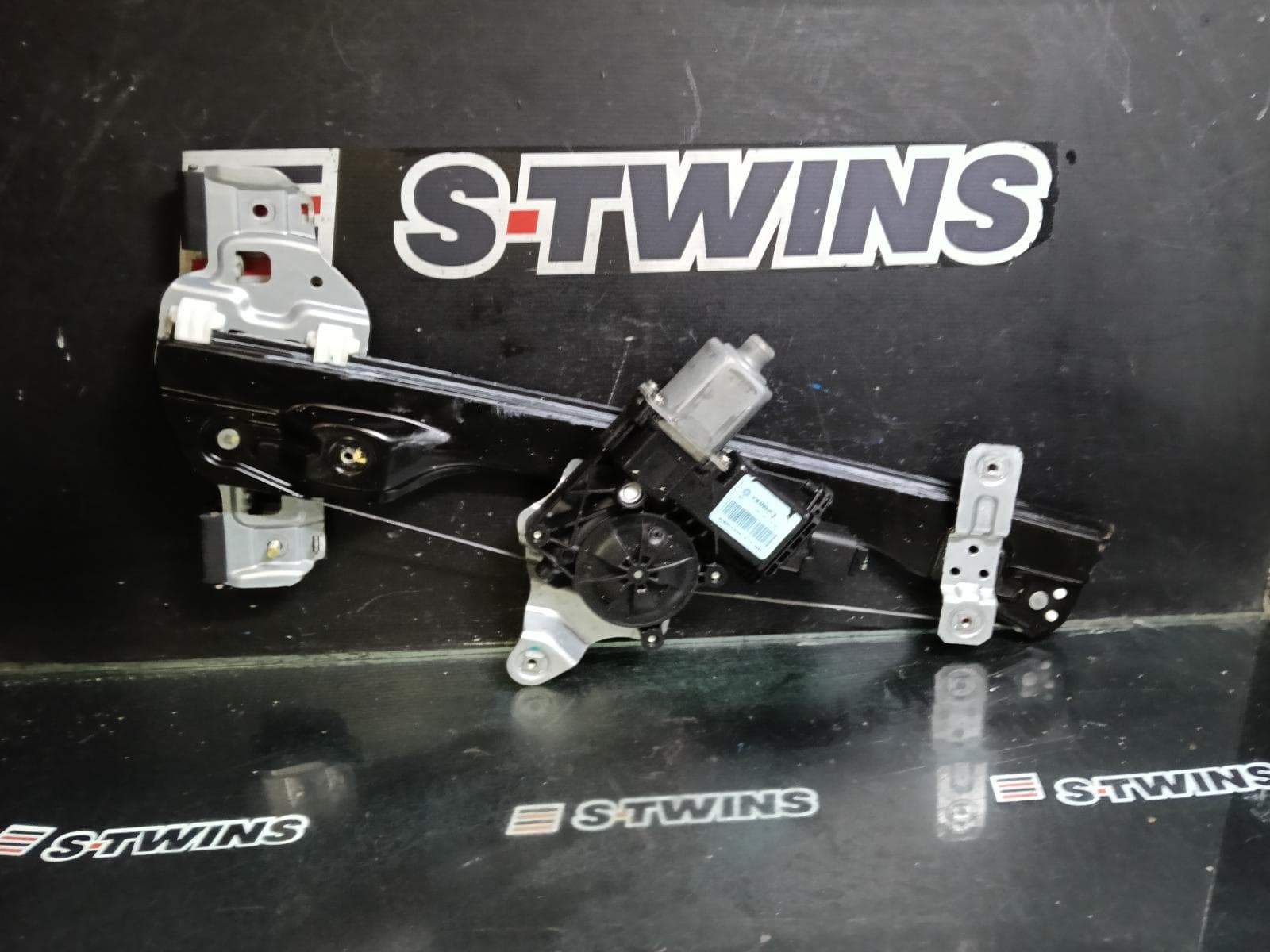 2013 HOLDEN BARINA RIGHT FRONT WINDOW REG MOTOR TM, DOOR REG ASSY (REG AND MOTOR), WHITE PLUG TYPE, 09/11-12/18 0000417992
