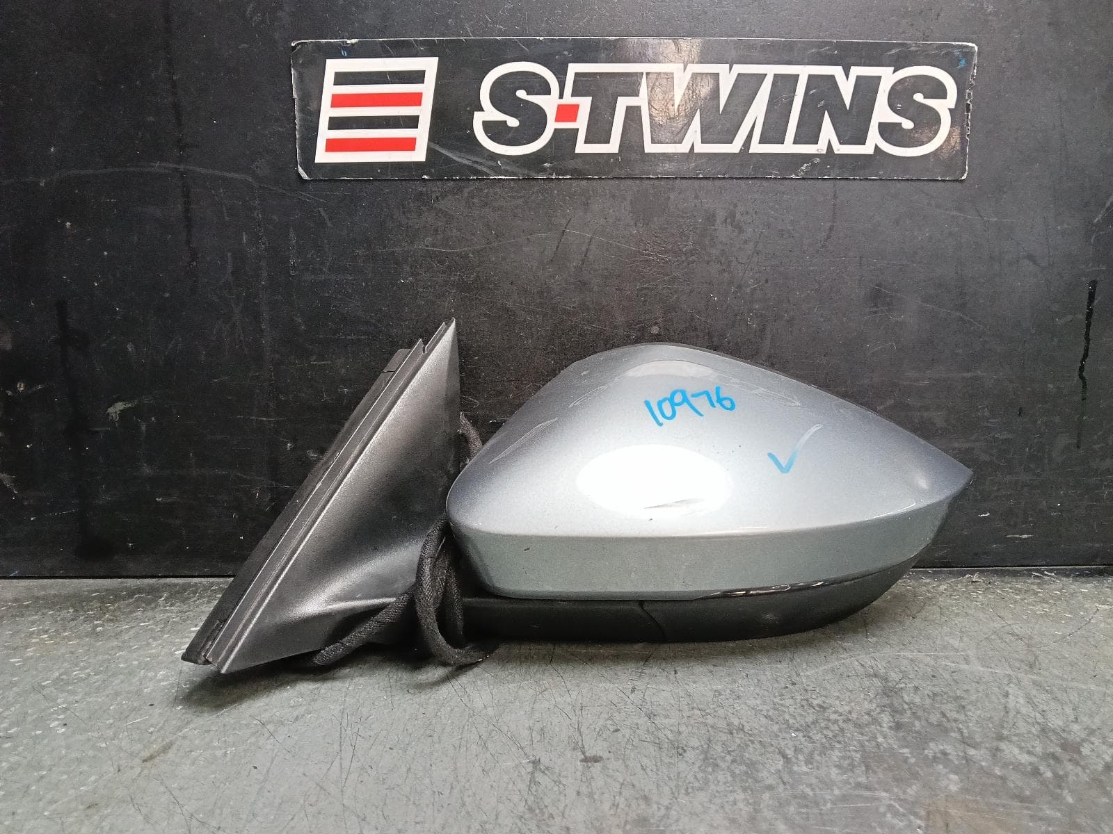 Used auto part listing image: 2017 SKODA SUPERB LEFT DOOR MIRROR NP, W/ AUTO POWER FOLD, MEMORY, NON BLIND SPOT TYPE, COLOUR CODED, 03/16-04/19 0000416491
