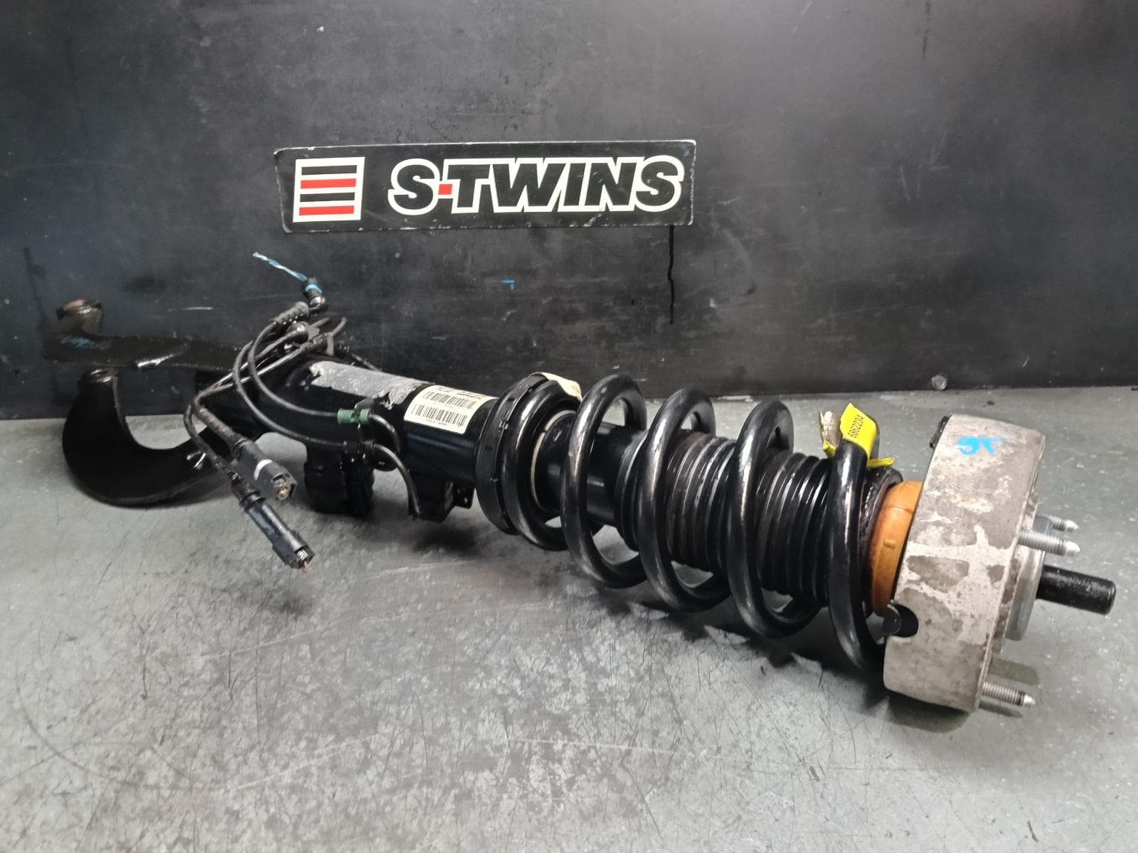 Used auto part listing image: 2016 BMW X5 RIGHT FRONT STRUT F15, ADAPTIVE TYPE, 09/13-07/18 0000417961