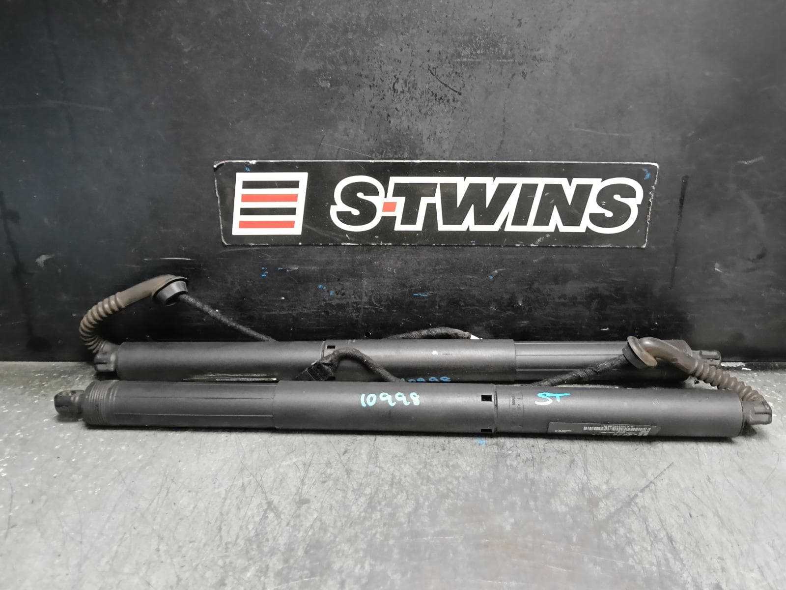 Used auto part listing image: 2016 BMW X5 HATCH STRUT F15, TAILGATE STRUTS (PAIR), UPPER, 09/13-07/18 0000417969