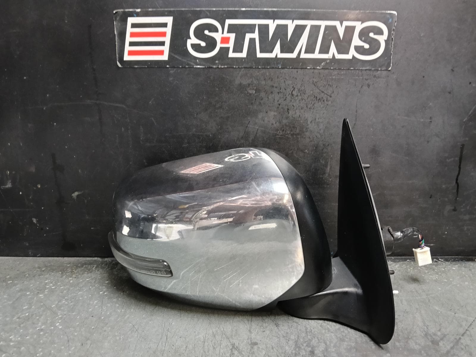 Used auto part listing image: 2018 MITSUBISHI TRITON RIGHT DOOR MIRROR MQ-MR, GLS/EXCEED, CHROME, W/ INDICATOR TYPE, 03/15-10/23 0000418185