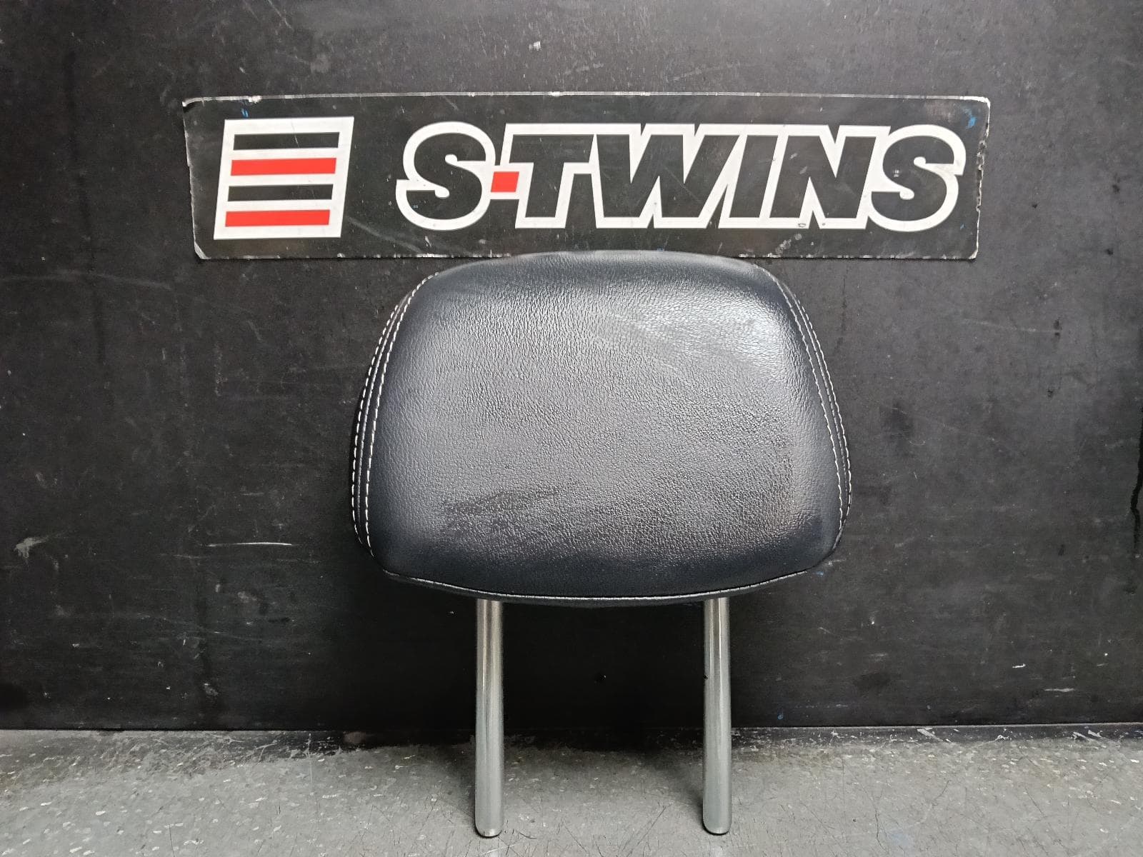 Used auto part listing image: 2018 MITSUBISHI TRITON HEADREST CENTRE REAR, LEATHER, BLACK, MQ-MR, 03/15- 0000418197