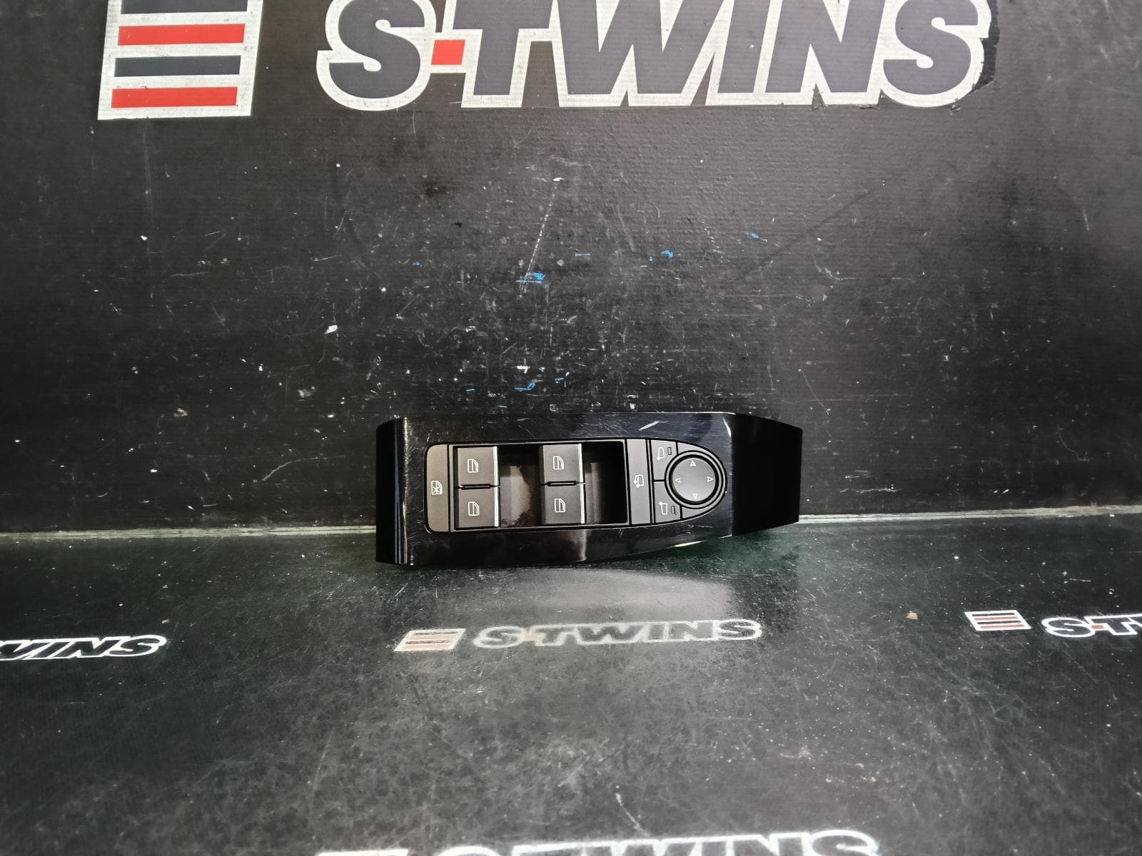 Used auto part listing image: 2019 MAZDA 3 PWR DR WIND SWITCH RH FRONT (MASTER SWITCH), BP, 03/19- 0000418147