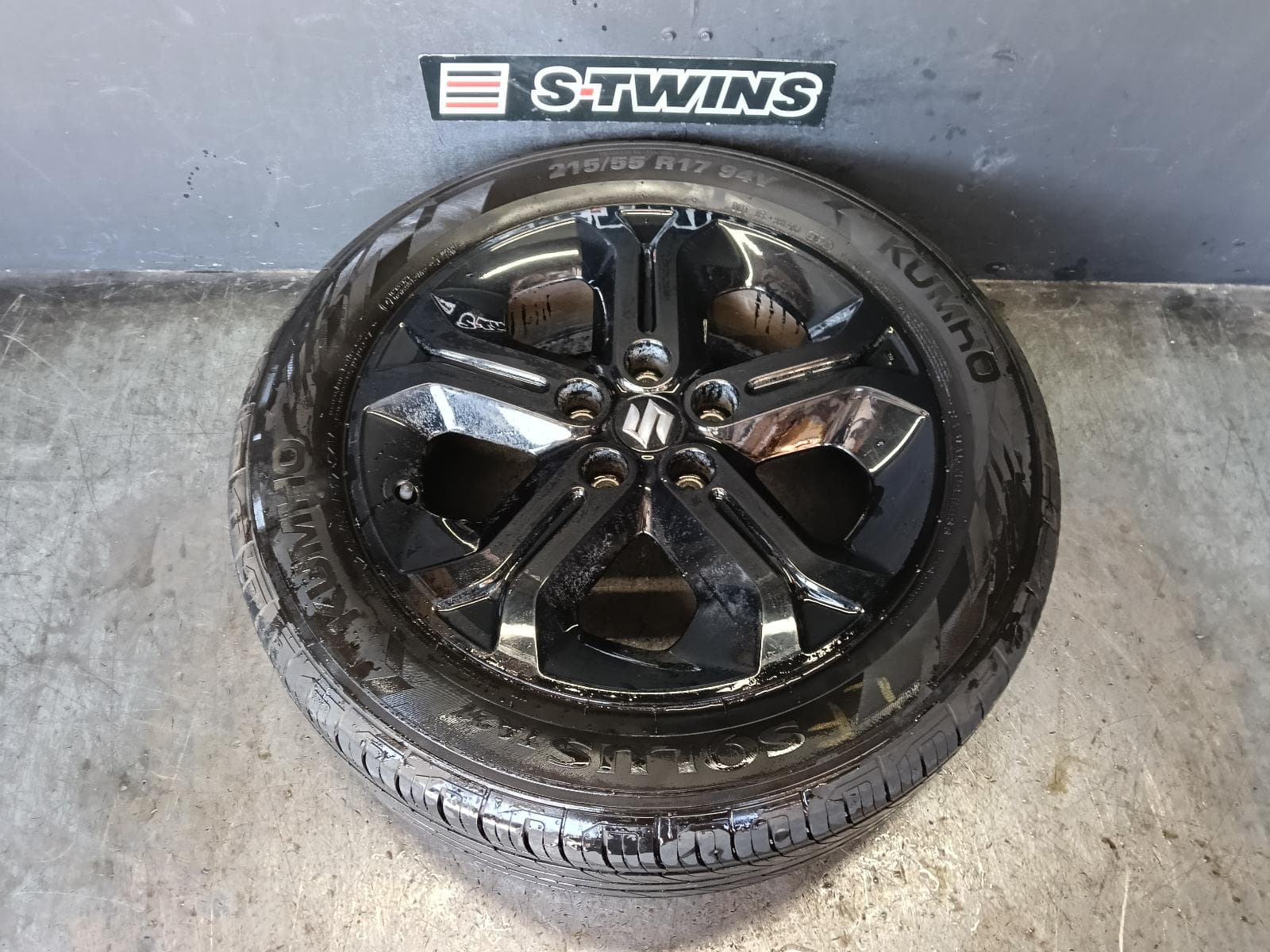 Used auto part listing image: 2018 SUZUKI VITARA WHEEL MAG FACTORY, 17X6.5IN, 5 Y SPOKE, HIGH GLOSS BLACK, VITARA, LY (VIN TSM), 06/15-09/18 0000418037