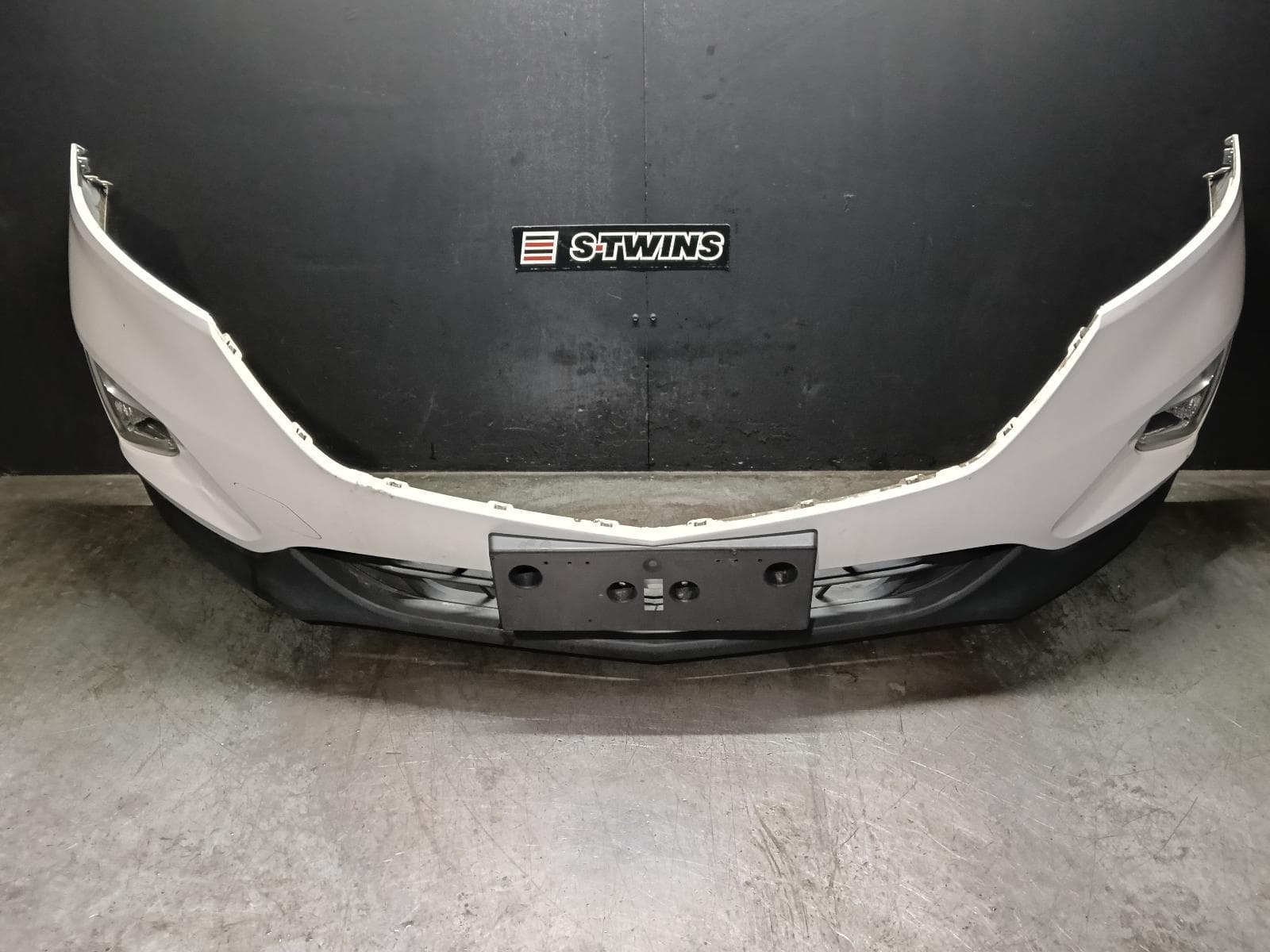 Used auto part listing image: 2019 HOLDEN EQUINOX FRONT BUMPER BUMPER BAR, NON PARK SENSOR TYPE, EQ, 09/17-12/20 0000418277