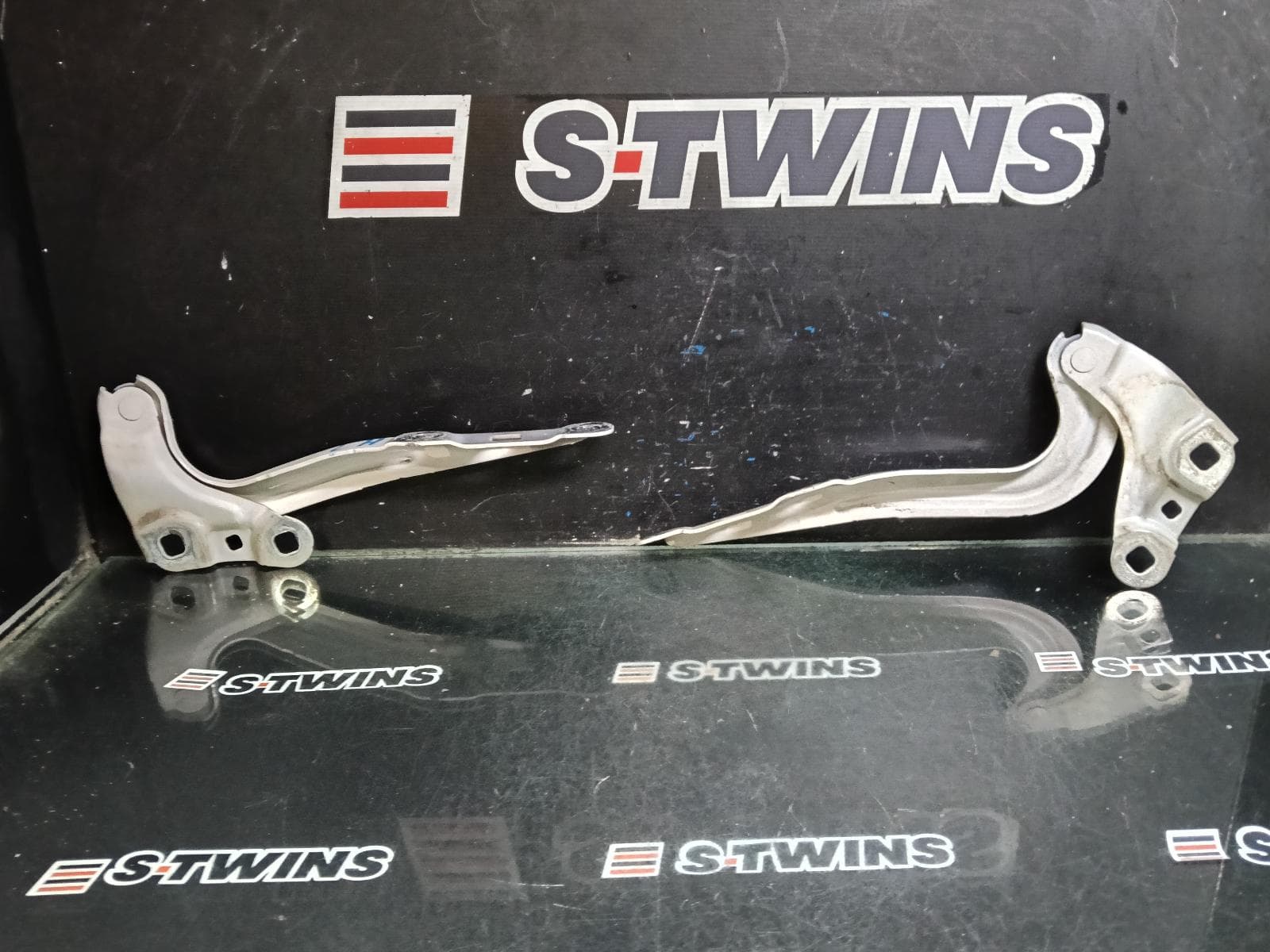 Used auto part listing image: 2019 HOLDEN EQUINOX BONNET HINGE STRUT HINGES (PAIR), EQ, 09/17-12/20 0000418285