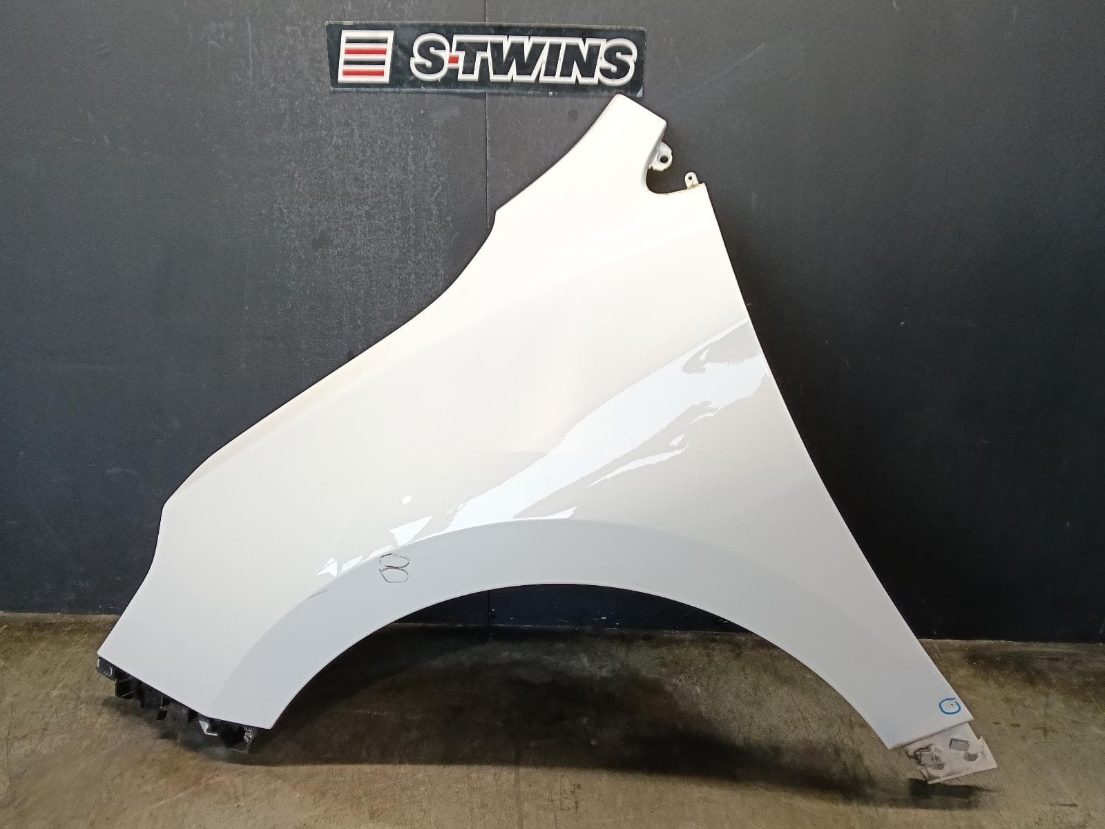 2019 HOLDEN EQUINOX LEFT GUARD EQ, 09/17-12/20 0000418273