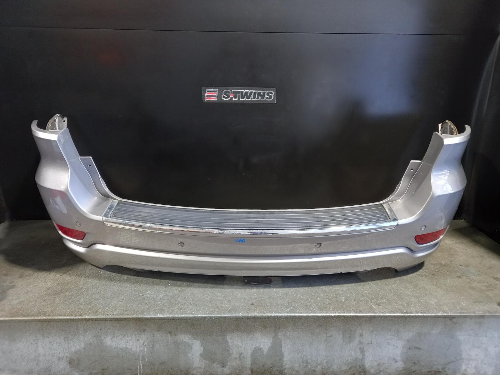 Used auto part listing image: 2014 JEEP GRANDCHEROKEE REAR BUMPER BUMPER BAR, W/ PARK SENSOR TYPE, WK, OVERLAND, 04/13-08/21 0000211475