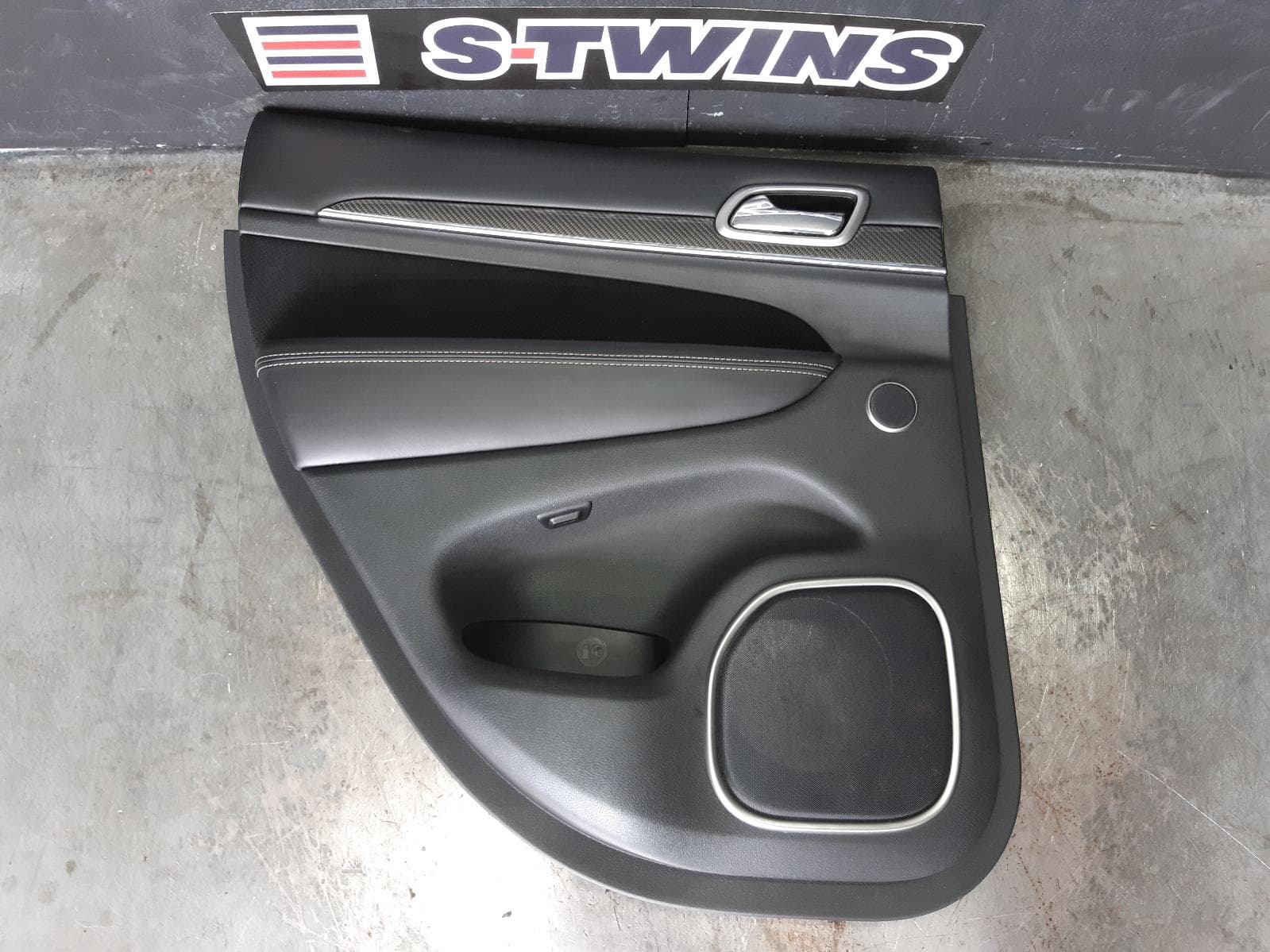 Used auto part listing image: 2017 JEEP GRANDCHEROKEE DOOR TRIM LH REAR, WK, LEATHER, 10/10-02/22 0000252720