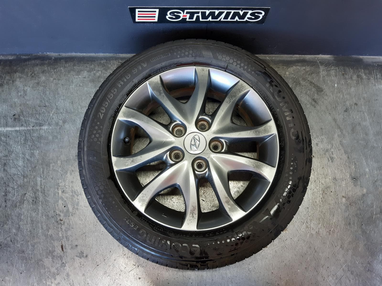 Used auto part listing image: 2011 HYUNDAI I30 WHEEL MAG FACTORY, 16X6IN, 5 V SPOKE, SHADOW CHROME GREY, FD, 09/07-04/12 0000356182