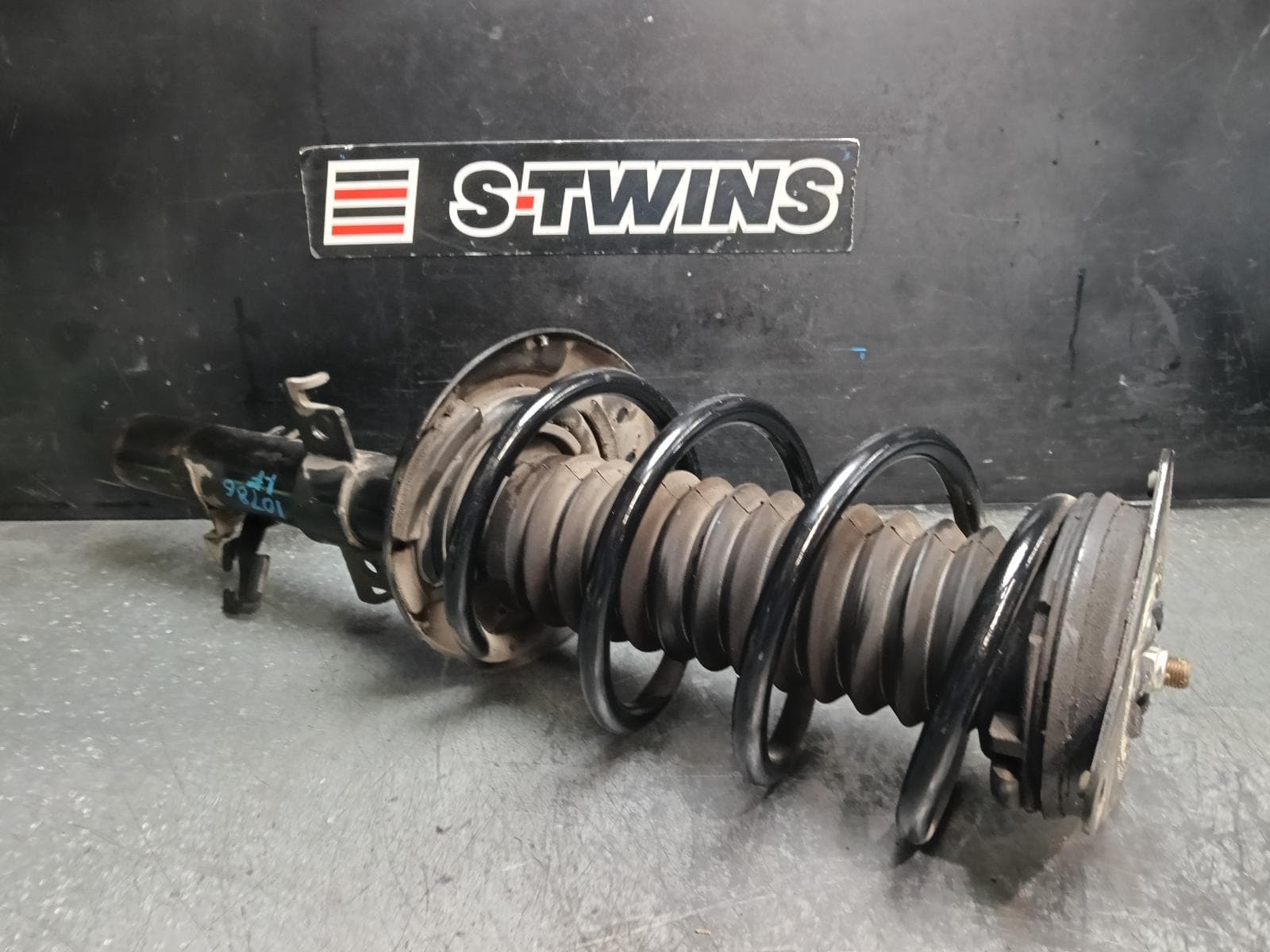 Used auto part listing image: 2018 NISSAN QASHQAI LEFT FRONT STRUT J11, PETROL, 12/13-07/21 0000418367