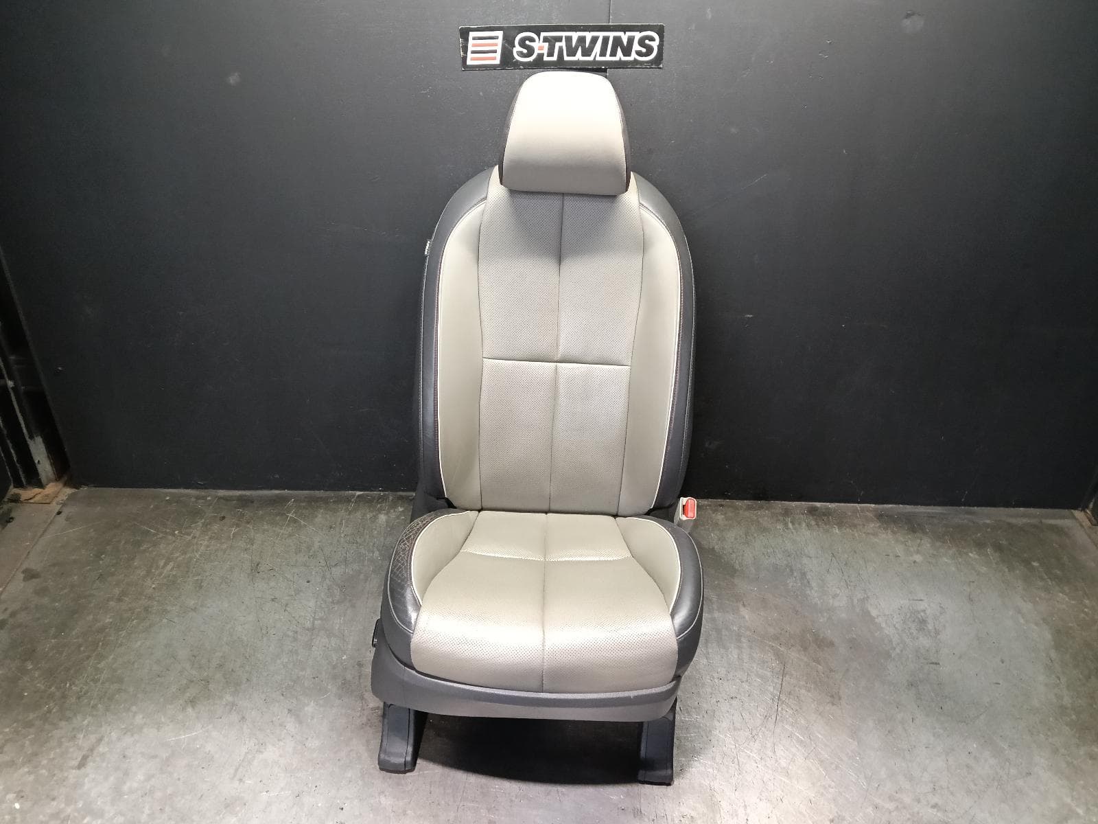 2016 KIA CARNIVAL/GRAND CARNIVAL FRONT SEAT RH FRONT, YP, LEATHER, CREAM, 12/14-10/20 0000418508