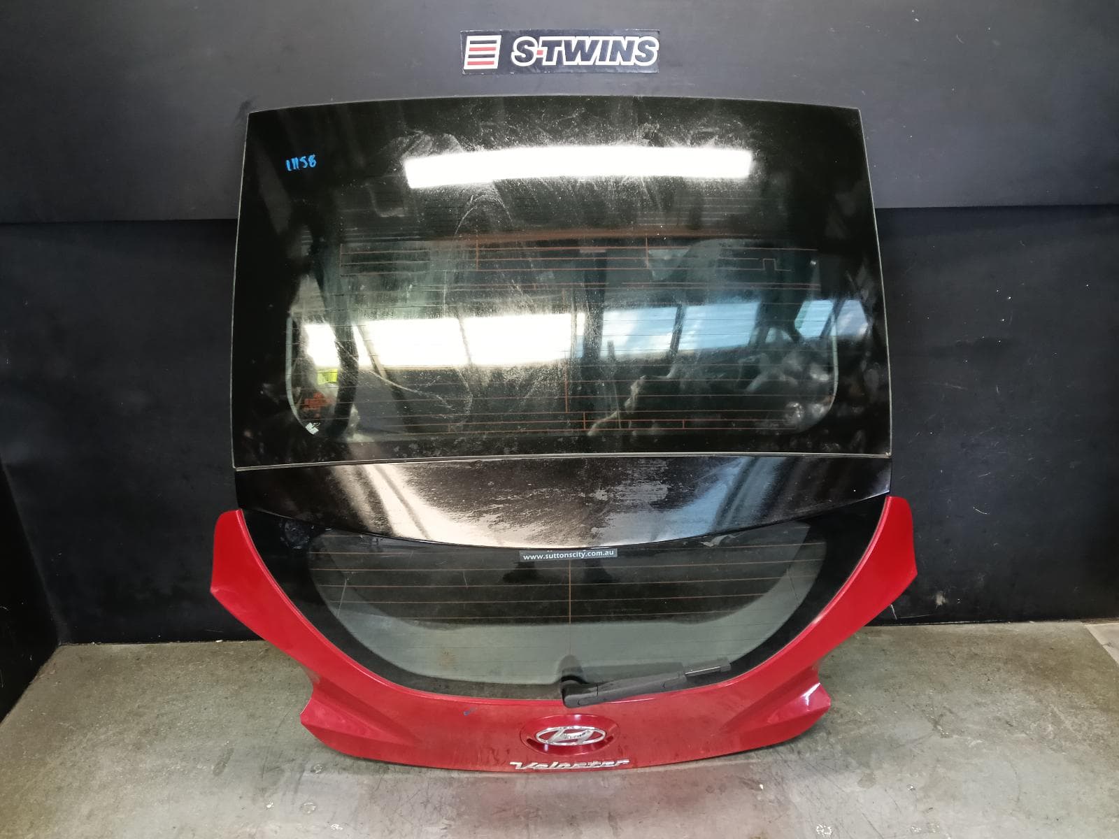 Used auto part listing image: 2016 HYUNDAI VELOSTER BOOTLID TAILGATE TAILGATE, FS, WIPERED, W/ GLOSS BLACK SPOILERED TYPE, NON TURBO, 10/11-02/18 0000418239