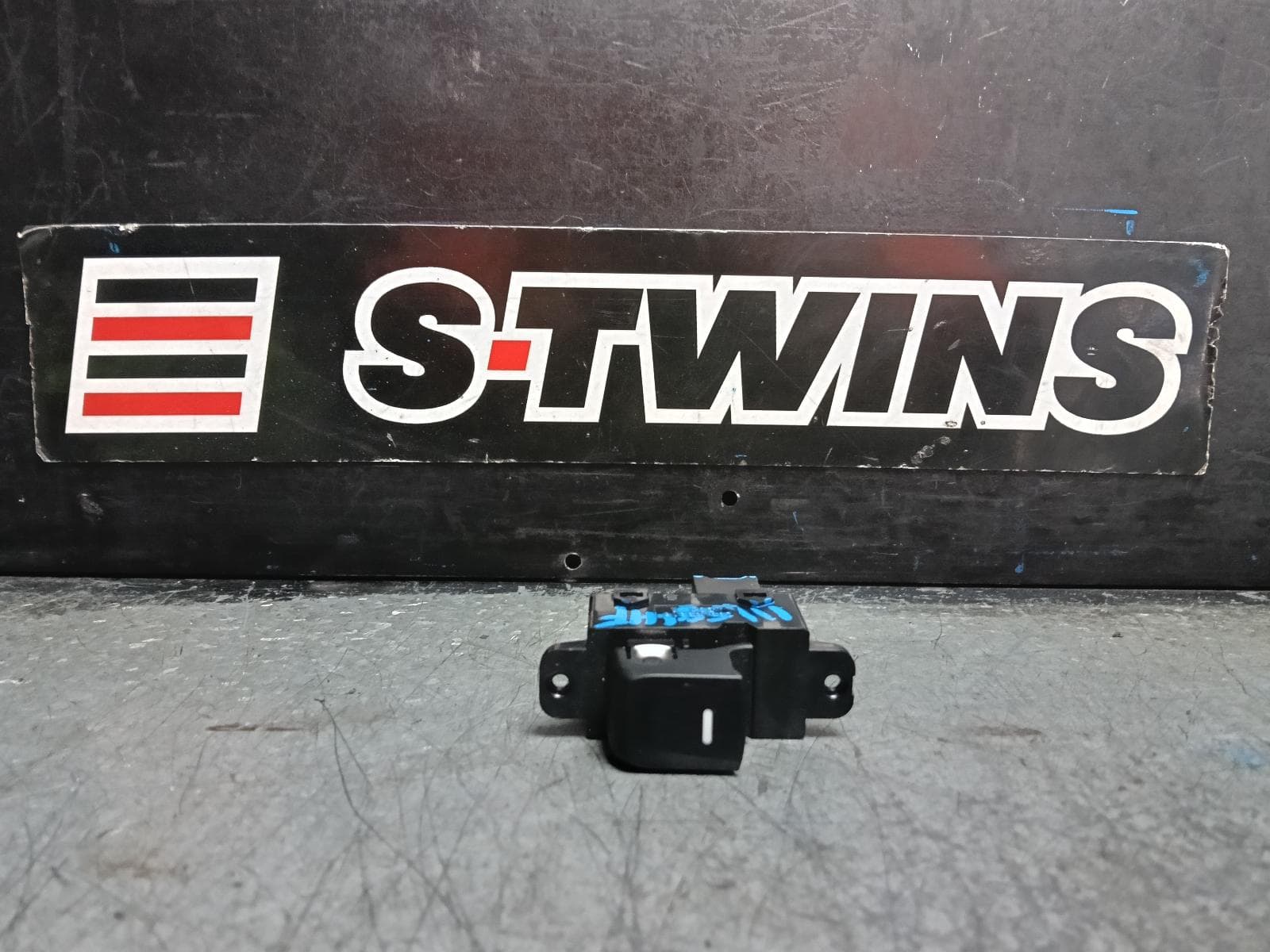 2016 HYUNDAI VELOSTER PWR DR WIND SWITCH LH FRONT/LH REAR, FS, 10/11-02/18 0000418252