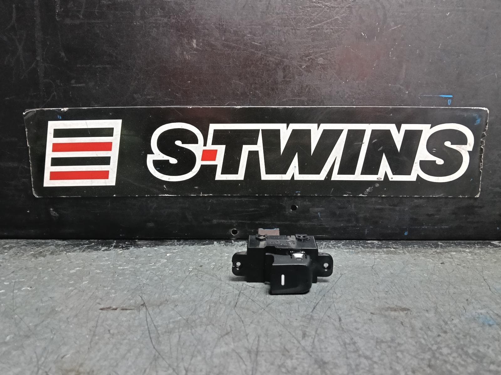 Used auto part listing image: 2016 HYUNDAI VELOSTER PWR DR WIND SWITCH LH FRONT/LH REAR, FS, 10/11-02/18 0000418253