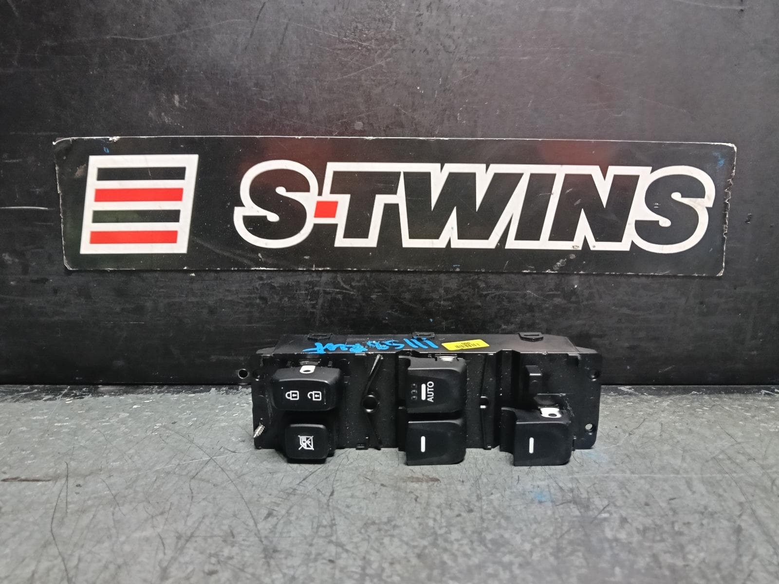 Used auto part listing image: 2016 HYUNDAI VELOSTER PWR DR WIND SWITCH RH FRONT (MASTER SWITCH), FS, STREET/TURBO, 10/11-02/18 0000418254
