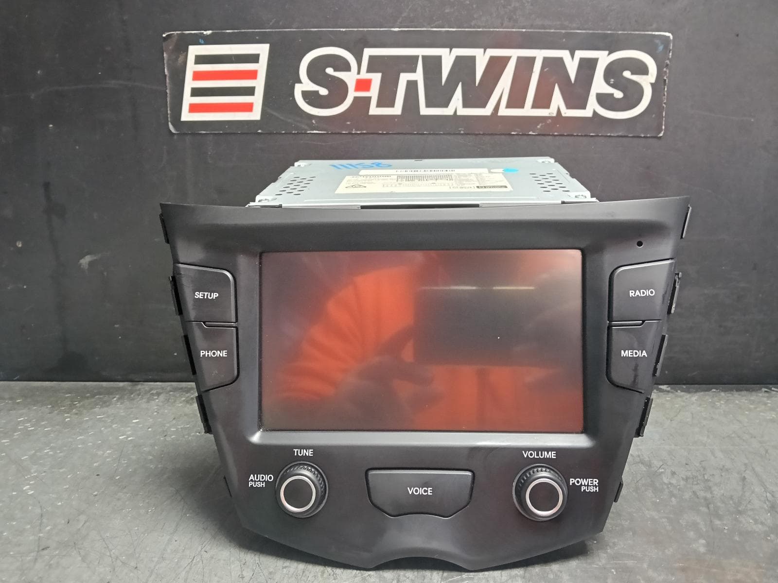 Used auto part listing image: 2016 HYUNDAI VELOSTER TOUCHSCREEN, CAR PLAY/MP3/AUX, NON CD PLAYER, FS, 01/16-02/18 0000418258