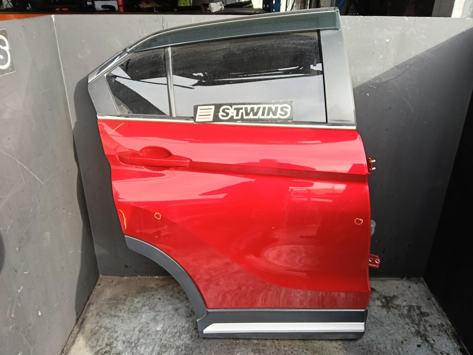 Used auto part listing image: 2019 MITSUBISHI ECLIPSE CROSS RIGHT REAR DOOR SLIDING YA-YB, 11/17- 0000418310