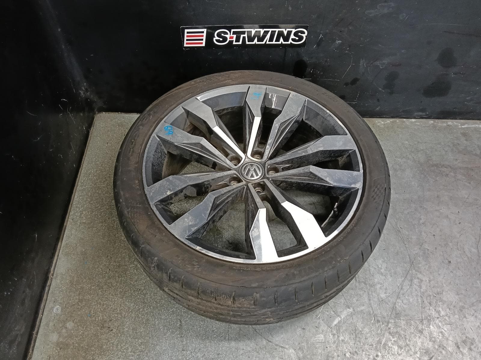 Used auto part listing image: 2019 VOLKSWAGEN TIGUAN WHEEL MAG FACTORY, 20X8IN, SUZUKA, BI-COLOUR, BLACK/ALUMINUM, 5NA, 06/16-02/24 0000415578