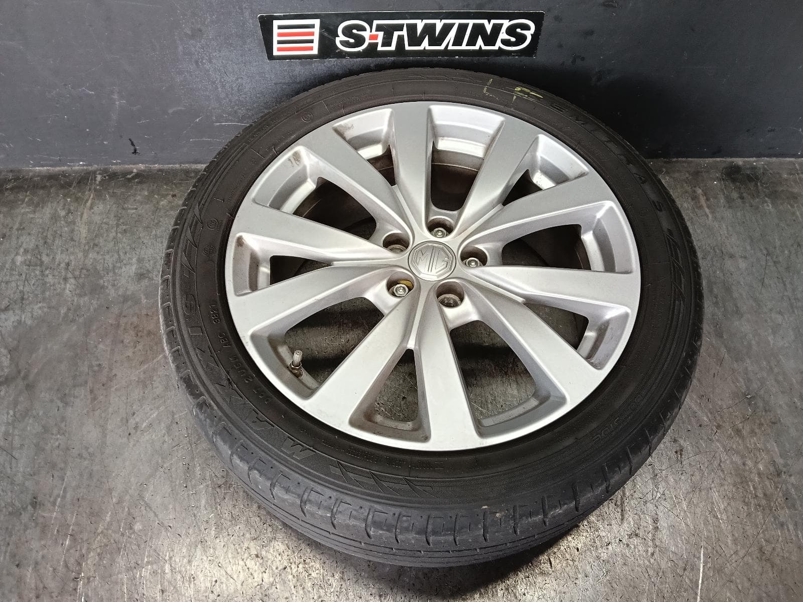 Used auto part listing image: 2021 MG ZS WHEEL MAG FACTORY, 17X6.5IN, 5 V SPOKE, AZS1, 09/17- 0000418323