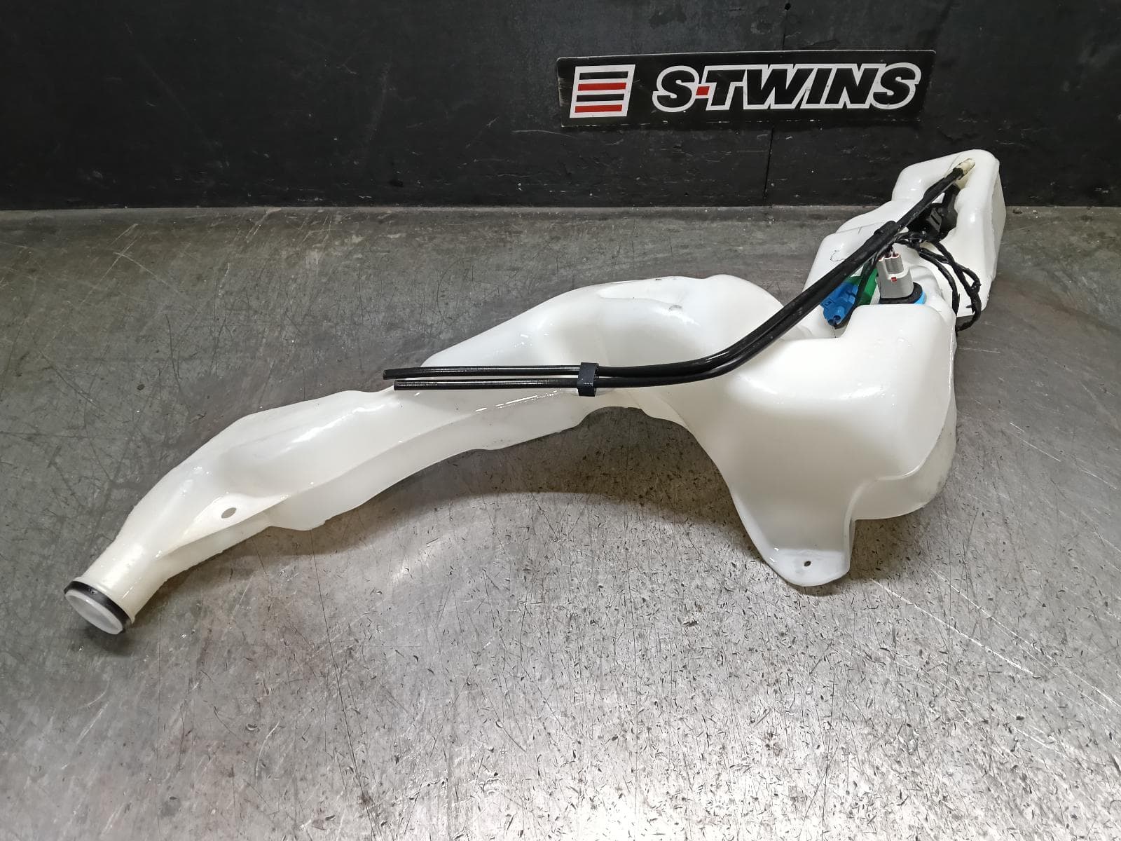 Used auto part listing image: 2019 HOLDEN EQUINOX WASHER BOTTLE EQ, 09/17-12/20 0000418440