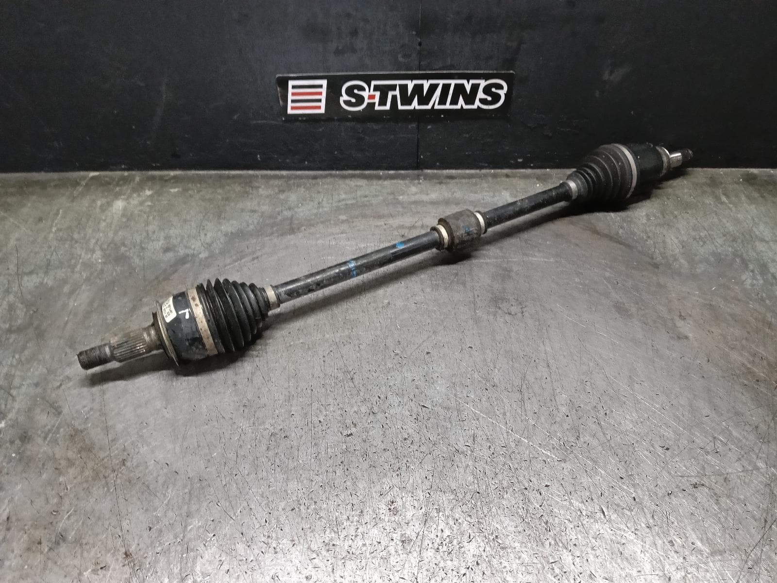 Used auto part listing image: 2019 HOLDEN EQUINOX RIGHT DRIVESHAFT FRONT, 1.5, PETROL, AUTO T/M, EQ, 09/17-12/20 0000418447