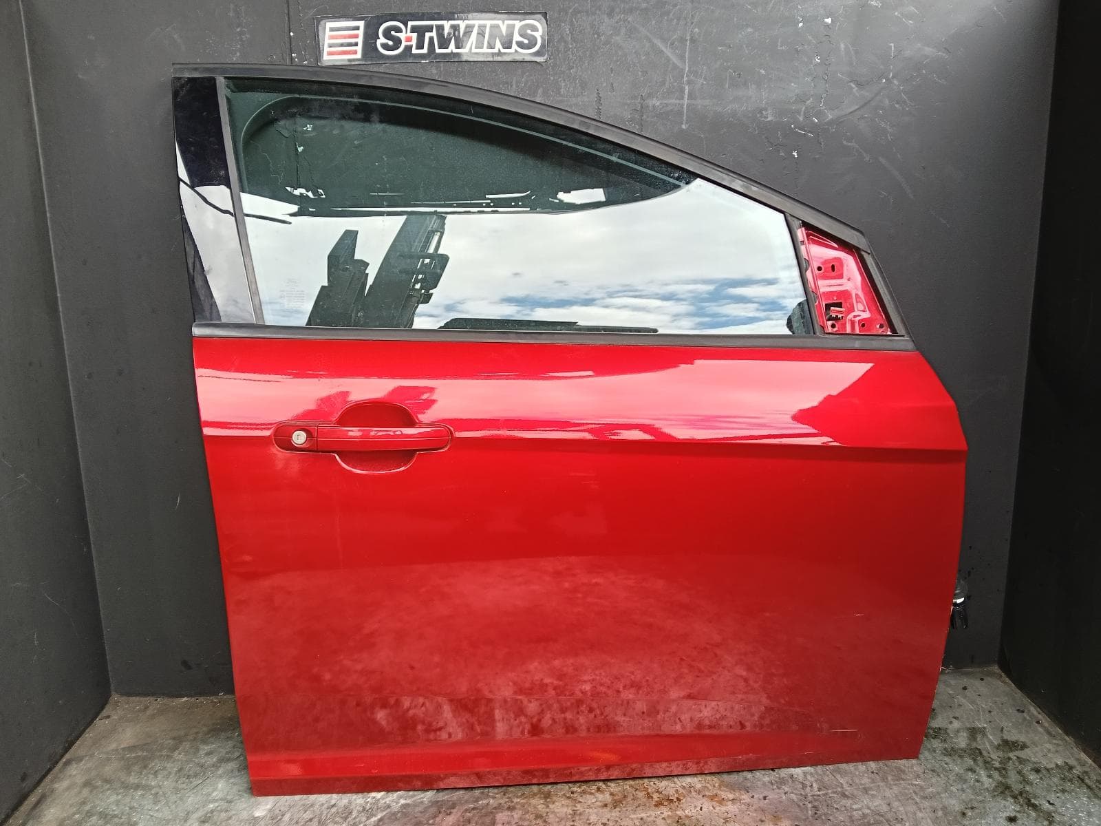 Used auto part listing image: 2017 FORD FOCUS RIGHT FRONT DOOR LZ, HATCH/SEDAN, VIN MPB, TREND/SPORT/TITANIUM, 07/15-11/18 0000418395