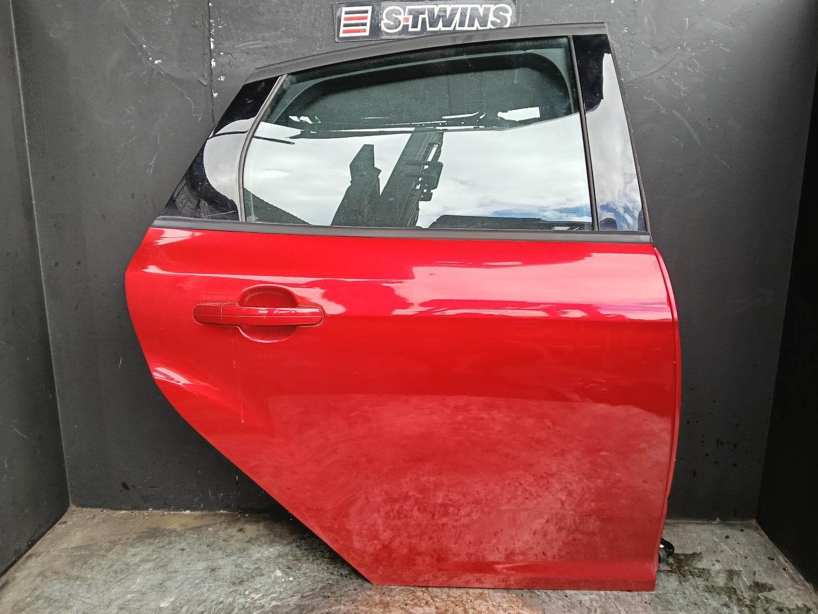Used auto part listing image: 2017 FORD FOCUS RIGHT REAR DOOR SLIDING LZ, HATCH/SEDAN, VIN MPB, TREND/SPORT/TITANIUM, 07/15-11/18 0000418396