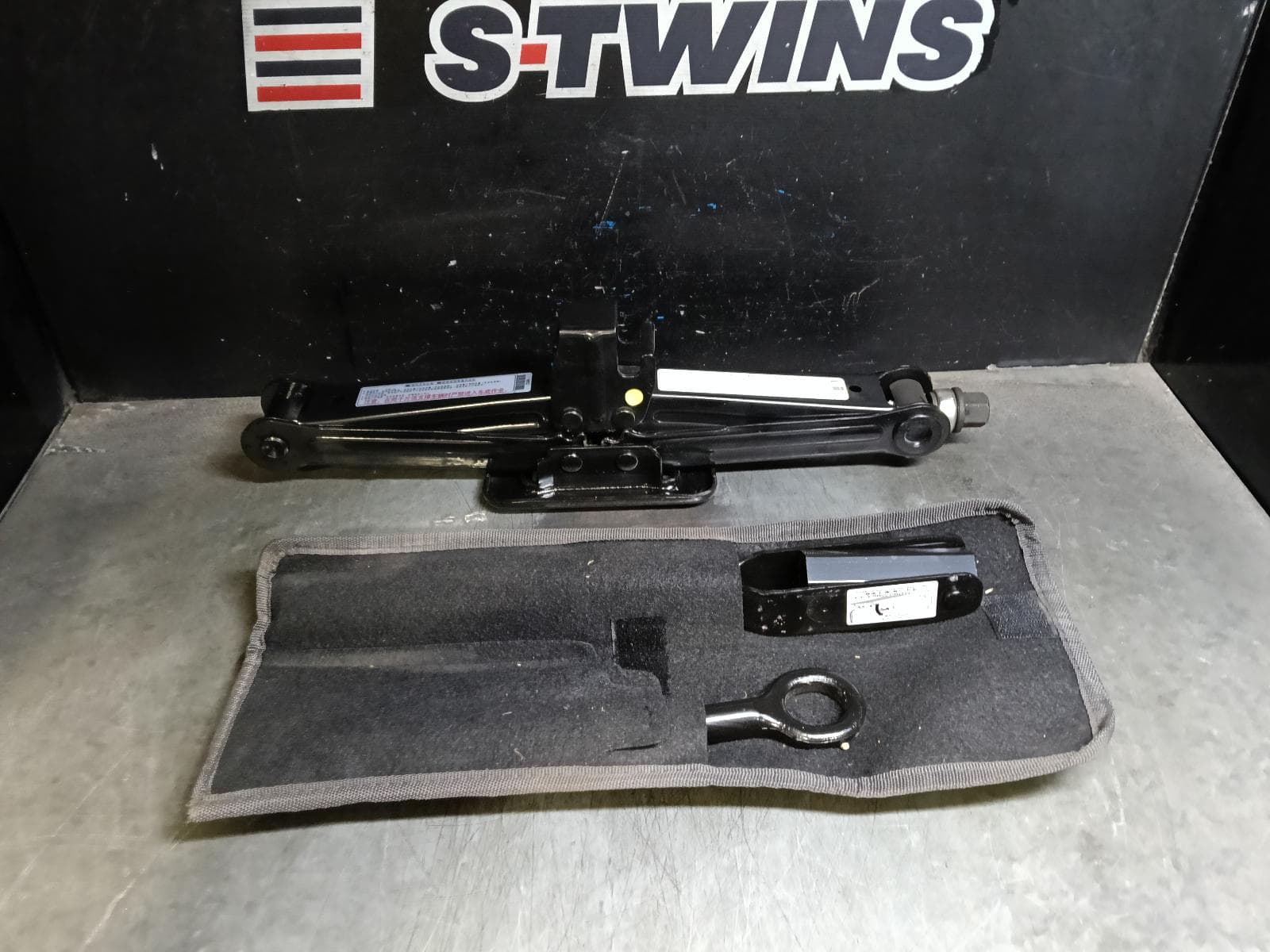 Used auto part listing image: 2020 HYUNDAI ILOAD/IMAX JACK TOOL KIT TQ, 11/07-03/21 0000418430