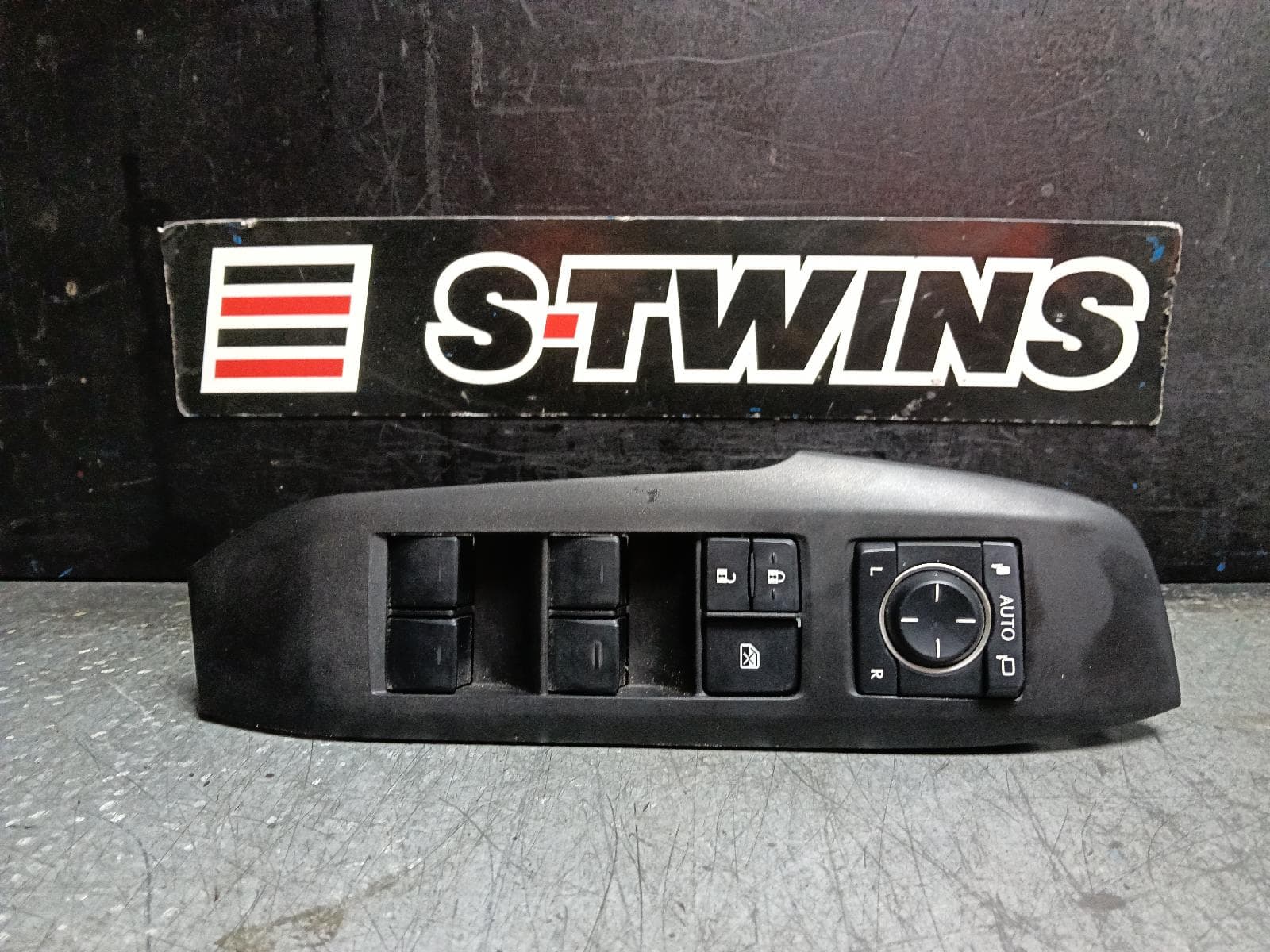 Used auto part listing image: 2015 LEXUS NX PWR DR WIND SWITCH RH FRONT (MASTER SWITCH), NON CHROME INSERT, AGZ/AYZ, 02/14-09/17 0000418569