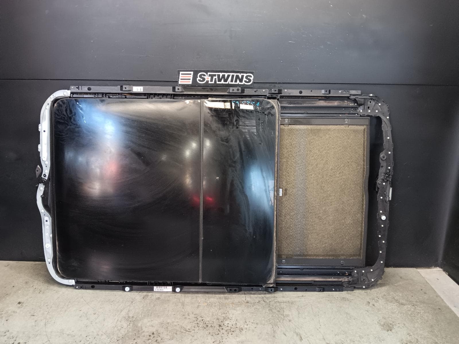 Used auto part listing image: 2014 BMW X5 ROOF GLASS SUNROOF T F15, DUAL (FRONT & REAR), 09/13-07/18 0000409996