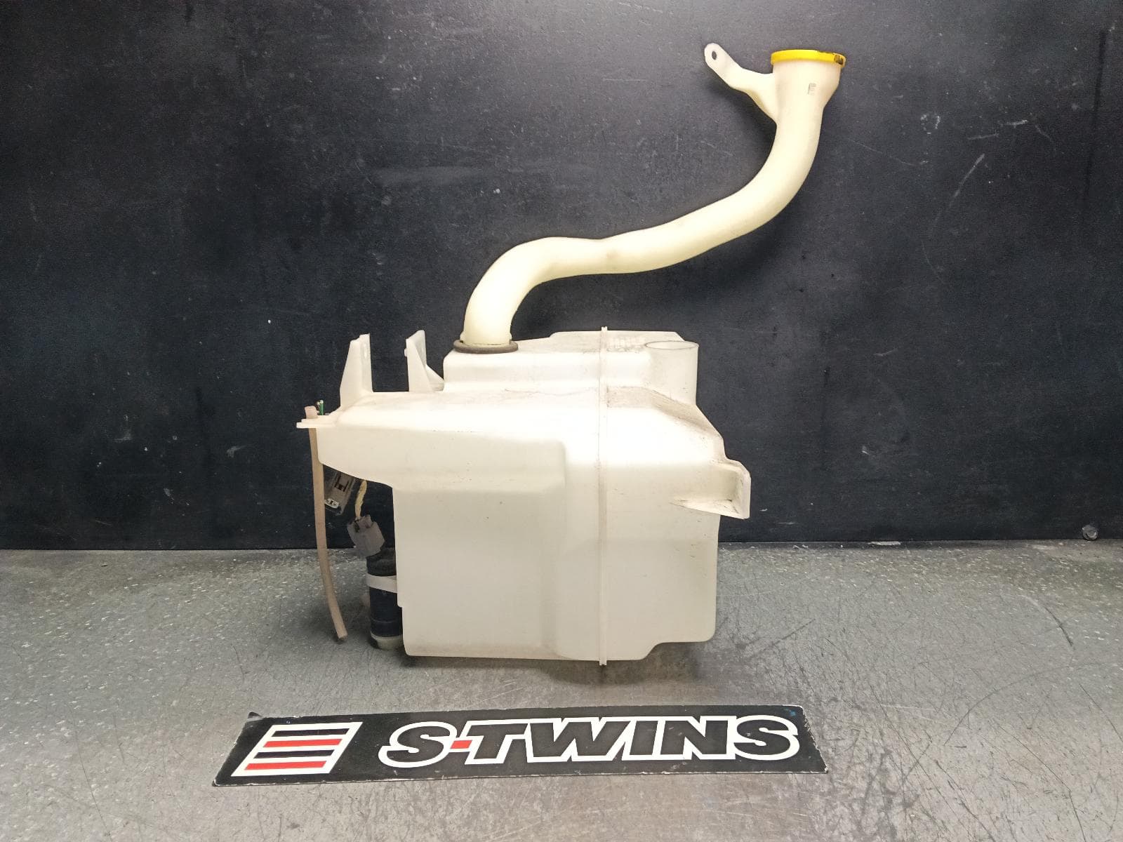 2011 SUBARU LIBERTY WASHER BOTTLE 5TH GEN, SEDAN, NON H/LAMP WASHERS TYPE, 07/09-11/14 0000418735