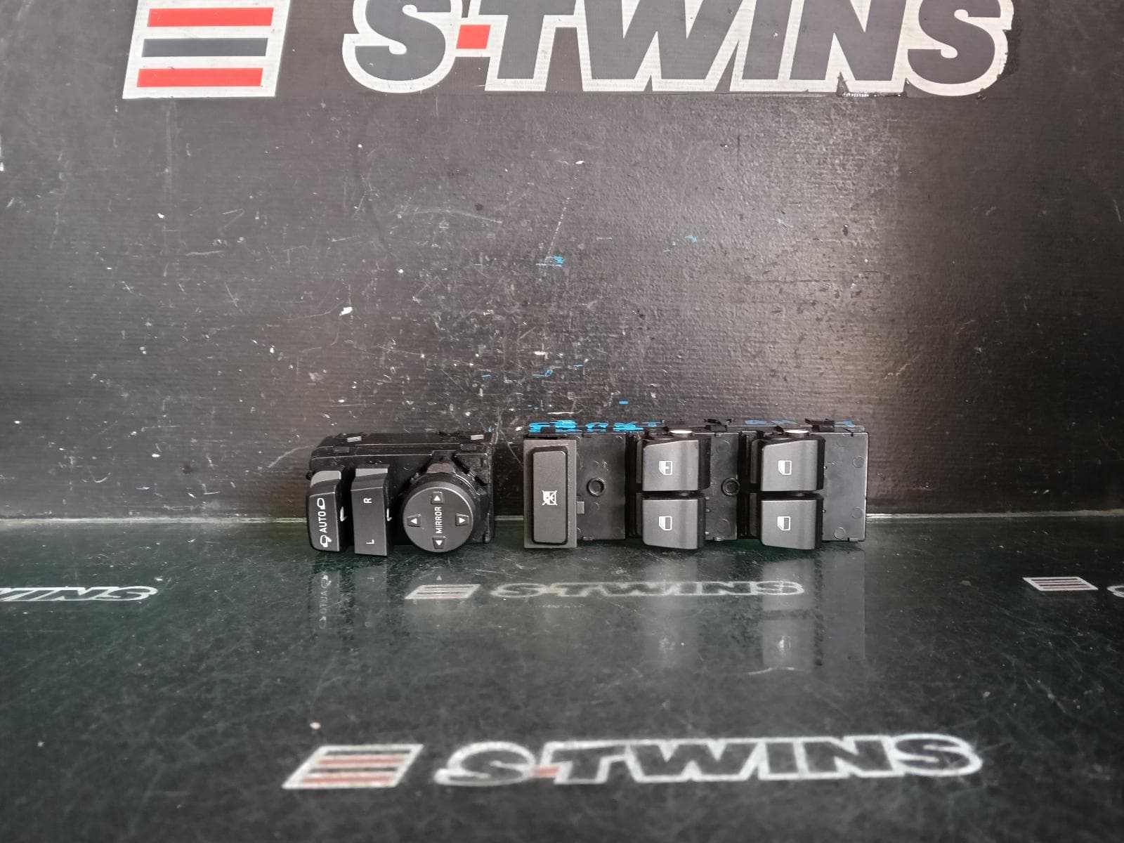 Used auto part listing image: 2018 HYUNDAI I30 PWR DR WIND SWITCH PD, RH FRONT (MASTER SWITCH), W/ AUTO TYPE (DRIVER SIDE ONLY), HATCH/FASTBACK/WAGON, 03/17-12/25 0000418620