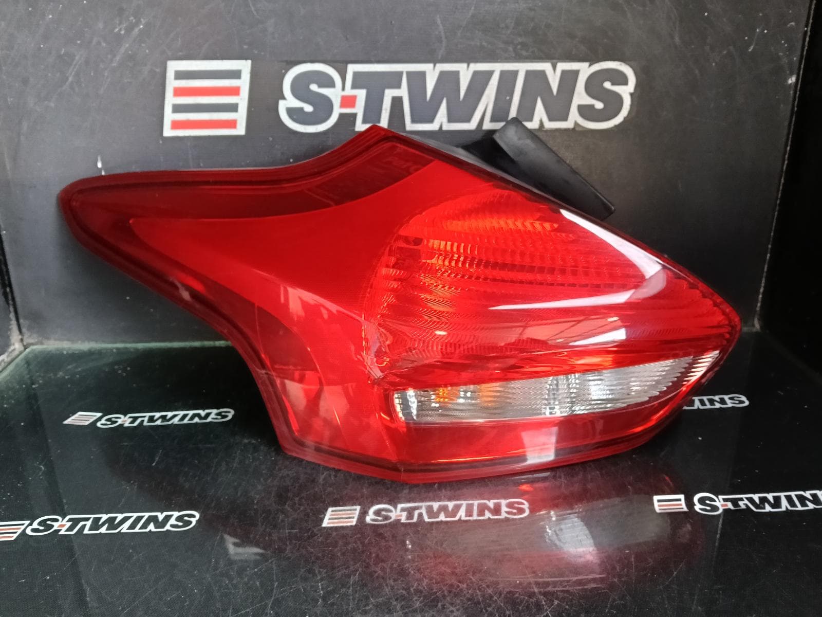 Used auto part listing image: 2017 FORD FOCUS LEFT TAILLIGHT LZ, HATCH, TREND, NON LED TYPE, 07/15-11/18 0000418533