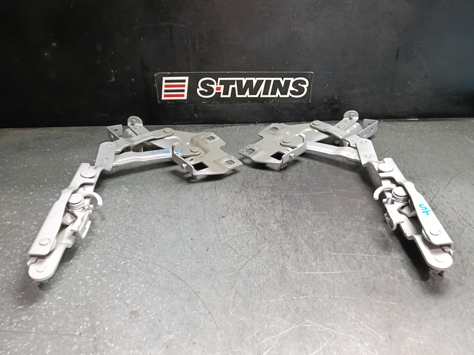 2023 POLESTAR 2 BONNET HINGE STRUT 534, HINGE (PAIR), 08/21- 0000418557