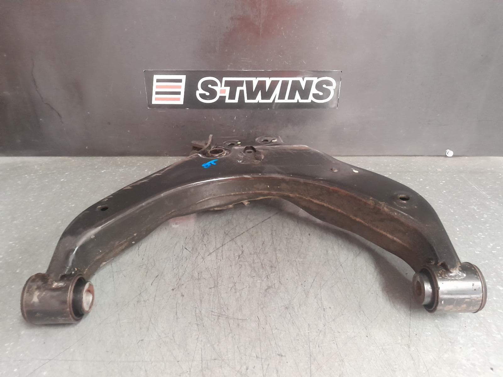 2017 ISUZU DMAX LEFT FRONT LOWER CONTROL ARM RC, 2WD HI-RIDE/4WD, 05/12-06/20 0000359296