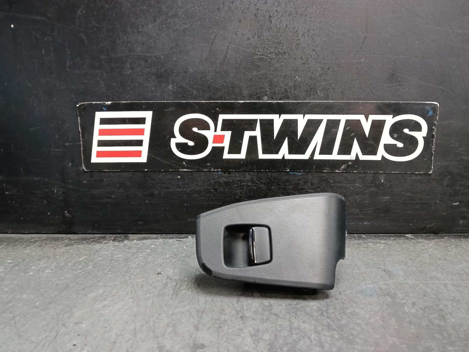 2023 SUBARU CROSSTREK PWR DR WIND SWITCH G6X, RH REAR, W/ BLACK INSERT, 10/22- 0000418850