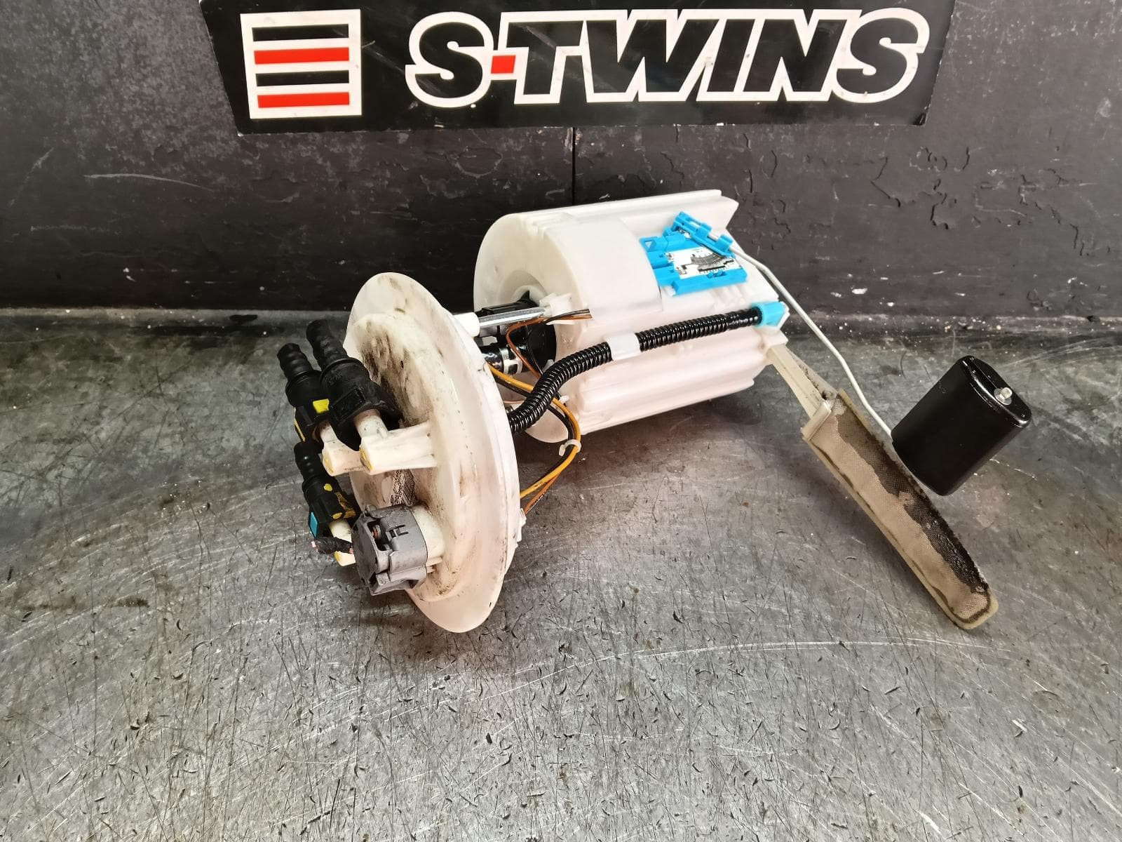 Used auto part listing image: 2016 KIA CARNIVAL/GRAND CARNIVAL FUEL PUMP DIESEL, 2.2, YP, 12/14-10/20 0000418757