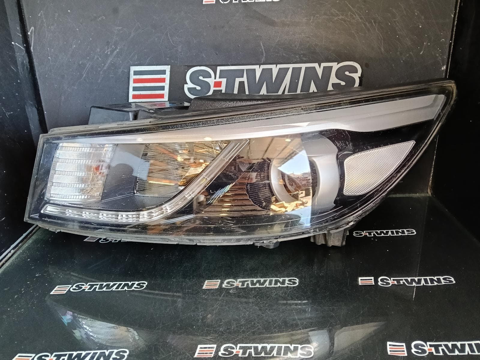 Used auto part listing image: 2016 KIA CARNIVAL/GRAND CARNIVAL LEFT HEADLAMP YP, PLATINUM, HID TYPE, 12/14-02/18 0000418760
