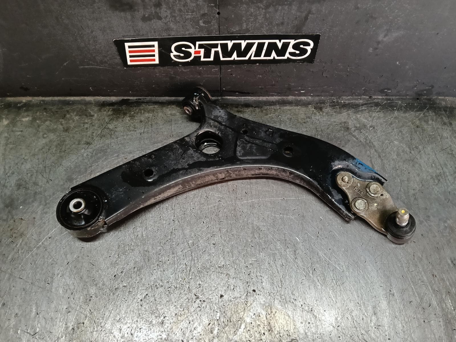 2016 KIA CARNIVAL/GRAND CARNIVAL RIGHT FRONT LOWER CONTROL ARM YP, 12/14-10/20 0000418770