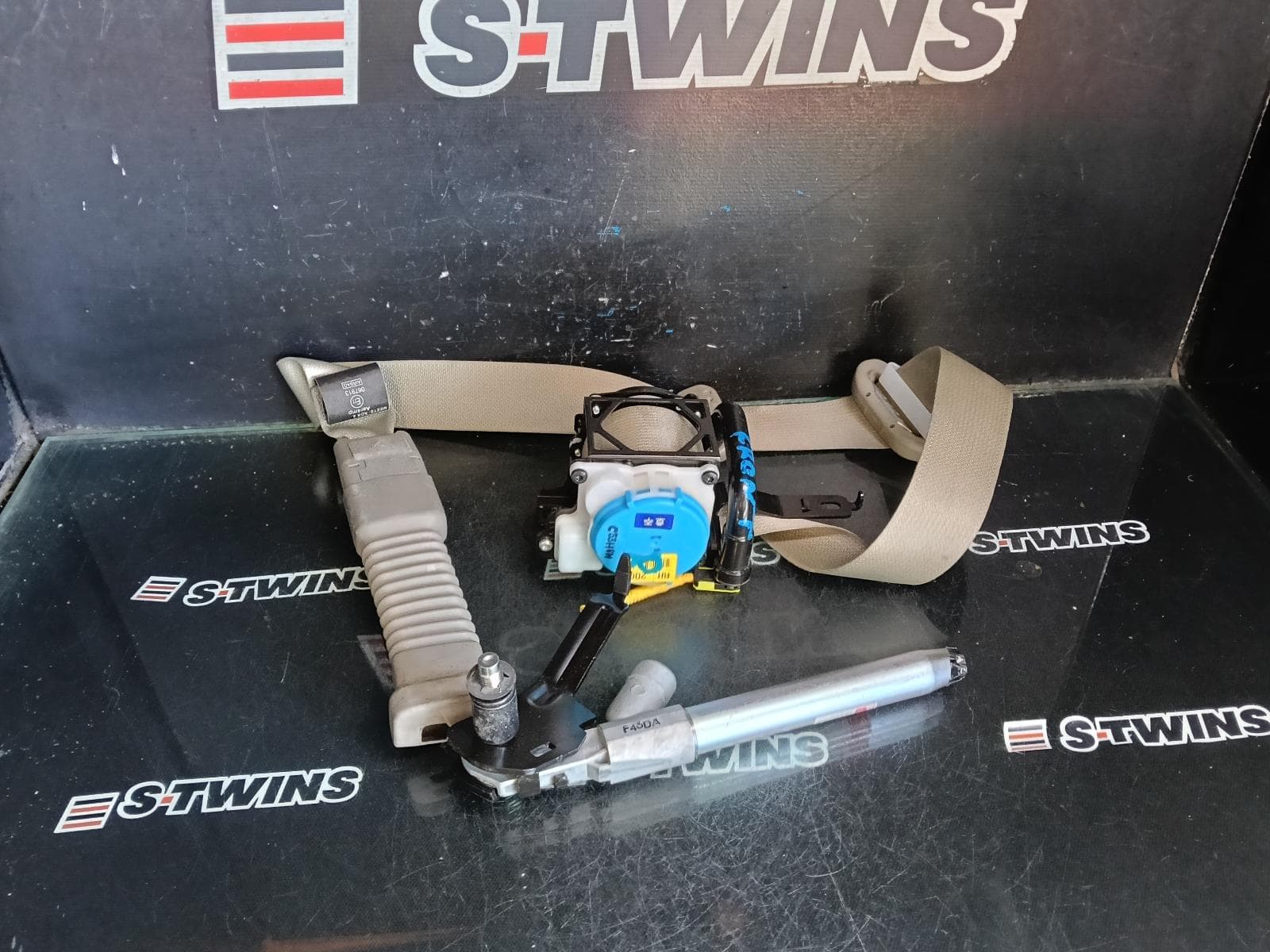 Used auto part listing image: 2016 KIA CARNIVAL/GRAND CARNIVAL SEAT BELT STALK RH FRONT, SEAT BELT ONLY, YP, 12/14-10/20 0000418774