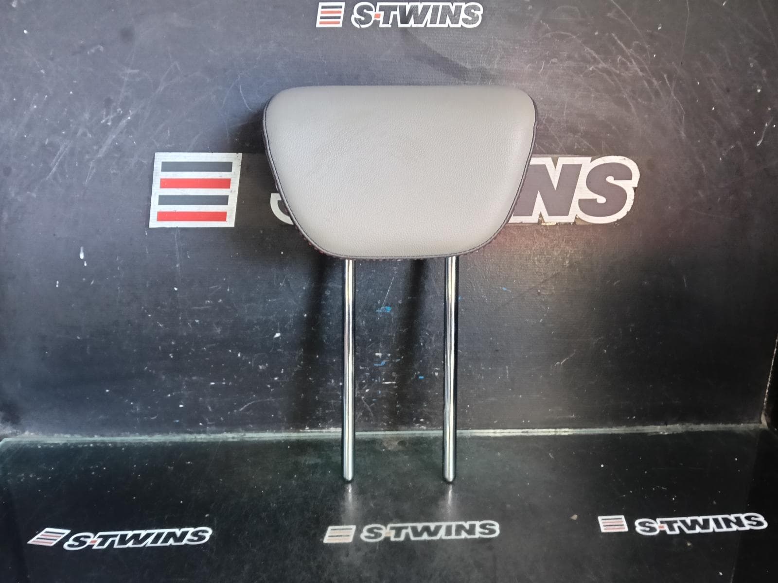 2016 KIA CARNIVAL/GRAND CARNIVAL HEADREST CENTRE REAR, 3RD ROW, YP, LEATHER, 12/14-10/20 0000418777