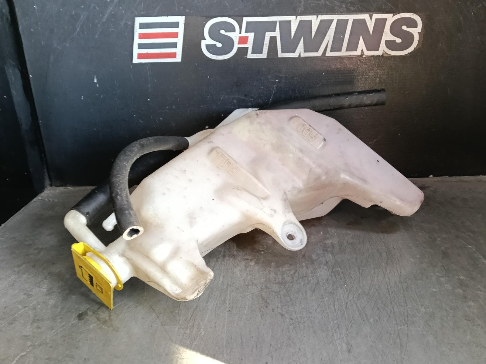 Used auto part listing image: 2014 JEEP GRANDCHEROKEE OVERFLOW BOTTLE WK, PETROL, 3.6 2 RECTANGLE-3 SQUARE HARNESS TYPE/5.7/6.2/6.4, OVERFLOW BOTTLE, 10/10-02/22 0000418798
