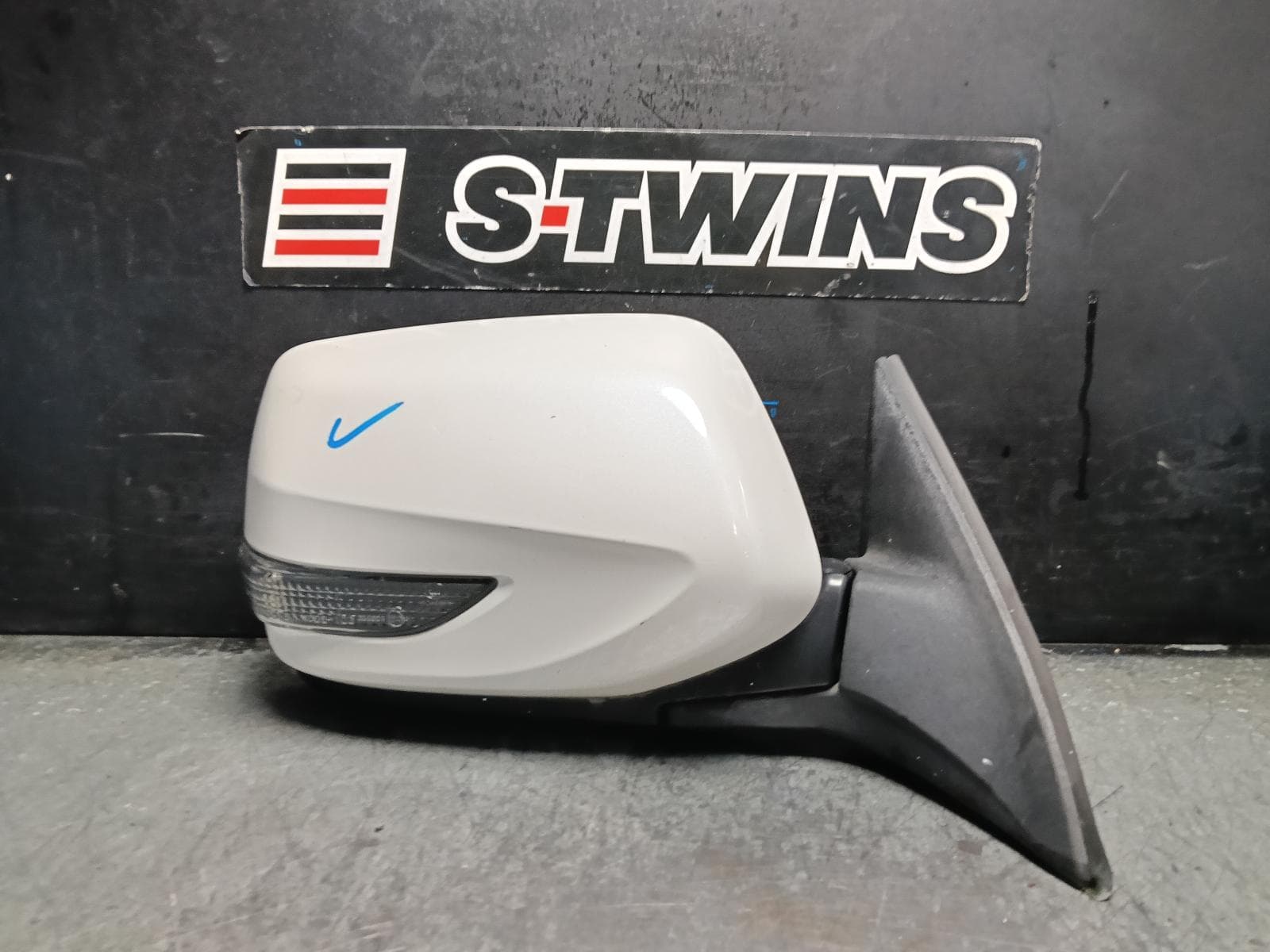 Used auto part listing image: 2011 SUBARU LIBERTY RIGHT DOOR MIRROR 5TH GEN, 5 WIRE TYPE, 06/11-11/14 0000418740