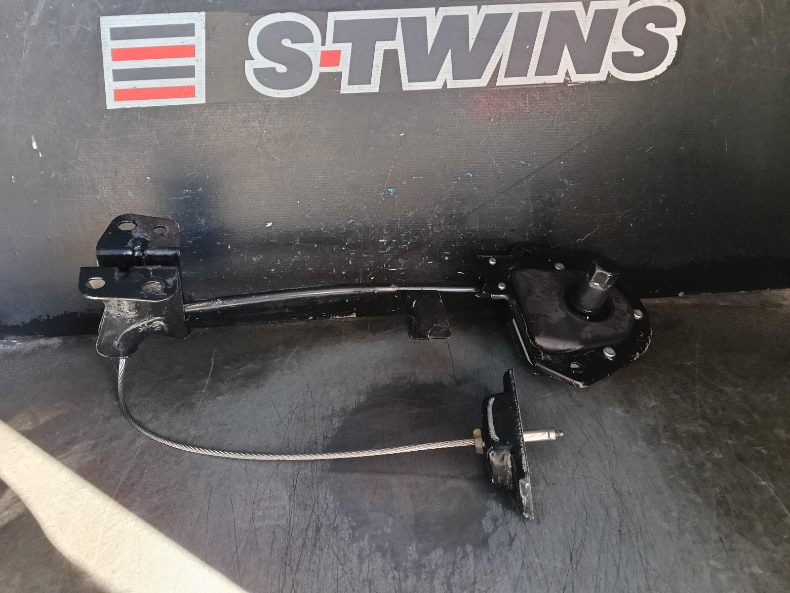 Used auto part listing image: 2016 KIA CARNIVAL/GRAND CARNIVAL SPARE WHEEL WINCH YP, 01/15-10/20 0000418778