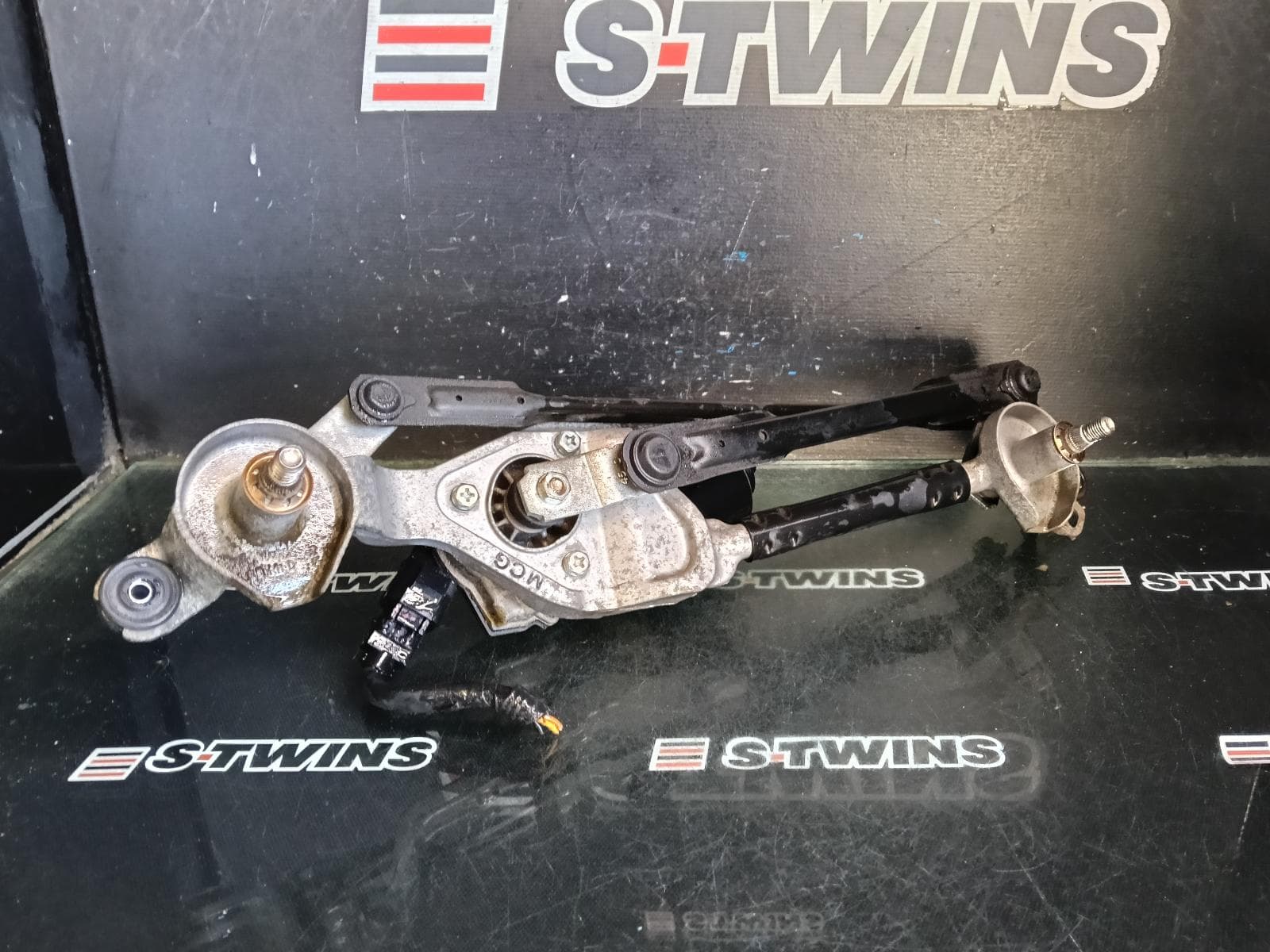 Used auto part listing image: 2017 HYUNDAI ACCENT WIPER MOTOR FRONT, RB, 05/11-12/19 0000418892