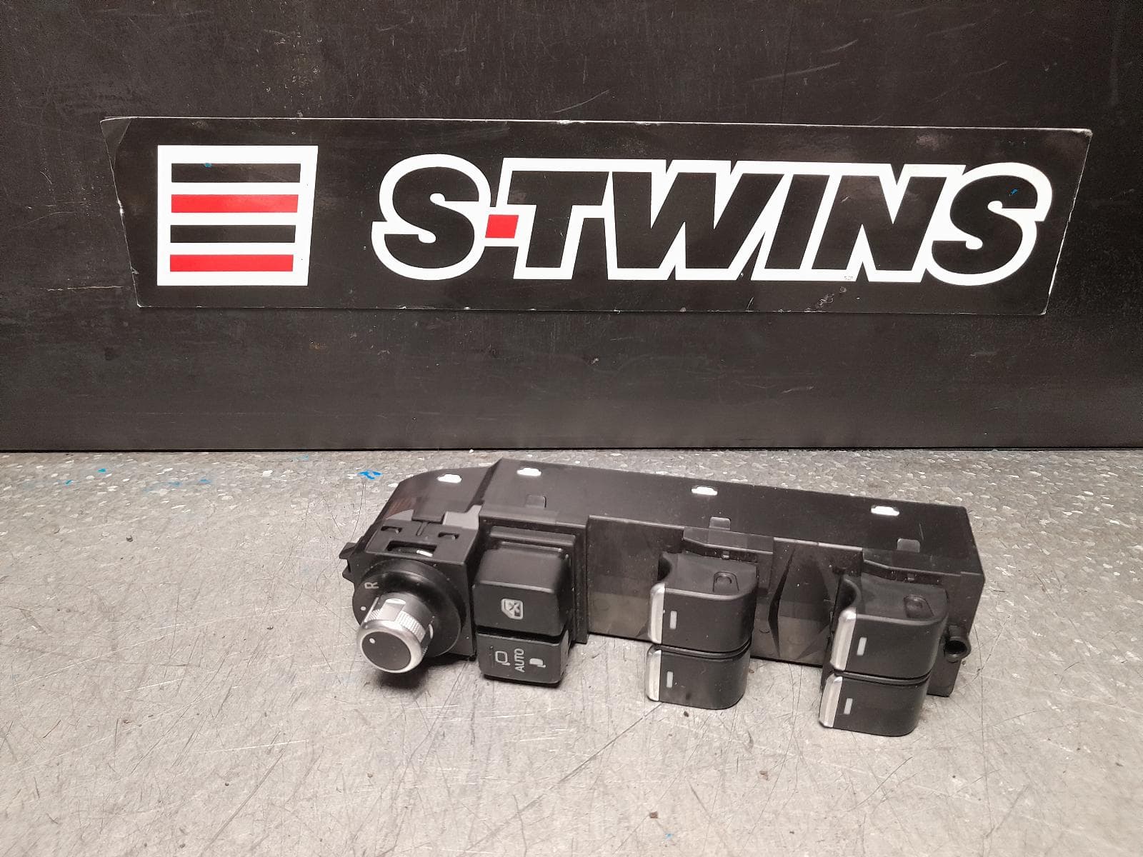 Used auto part listing image: 2018 MAZDA CX5 PWR DR WIND SWITCH RH FRONT (MASTER SWITCH), W/ AUTO FOLD TYPE, W/ CHROME INSERT, KF, 02/17-03/26 0000374041