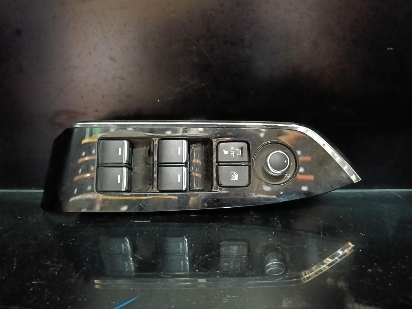 Used auto part listing image: 2019 MAZDA CX5 PWR DR WIND SWITCH RH FRONT (MASTER SWITCH), W/ AUTO FOLD TYPE, W/ CHROME INSERT, KF, 02/17-03/26 0000391268