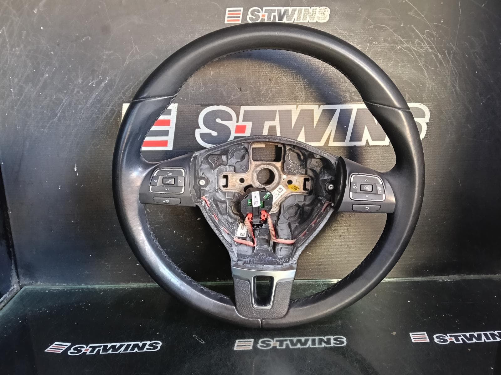 Used auto part listing image: 2013 VOLKSWAGEN TIGUAN STEERING WHEEL LEATHER, 5N, BLACK, 05/08-08/16 0000419131